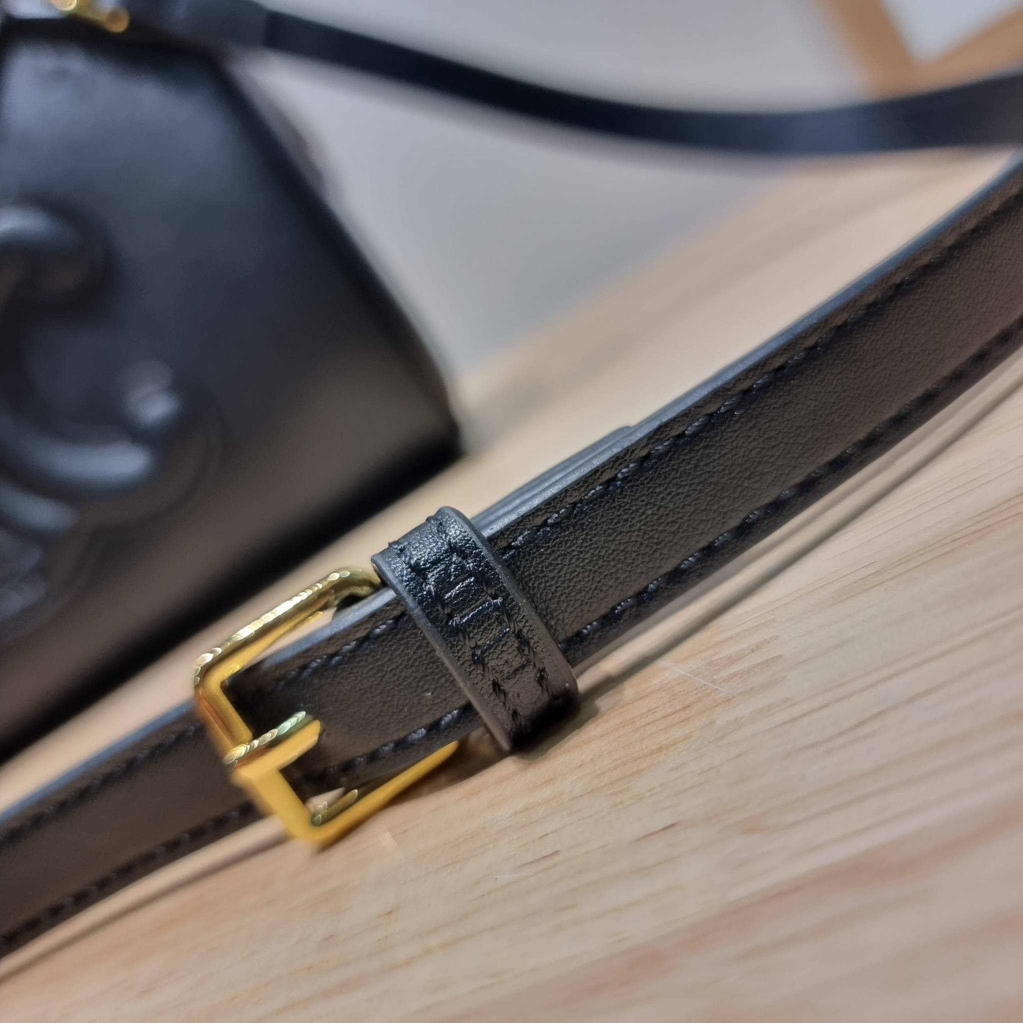 CELINE SMALL BOSTON CUIR TRIOMPHE IN SMOOTH LEATHER ฮิตมากกับสุดยอดความคลาสสิค ในรูปทรงสวย กับกระเป๋าสะพายทรงหมอน กะทัดรัด ขนาดกำลังดี ใช้งานสะดวก วัสดุหนังผิวเรียบ สวยคม