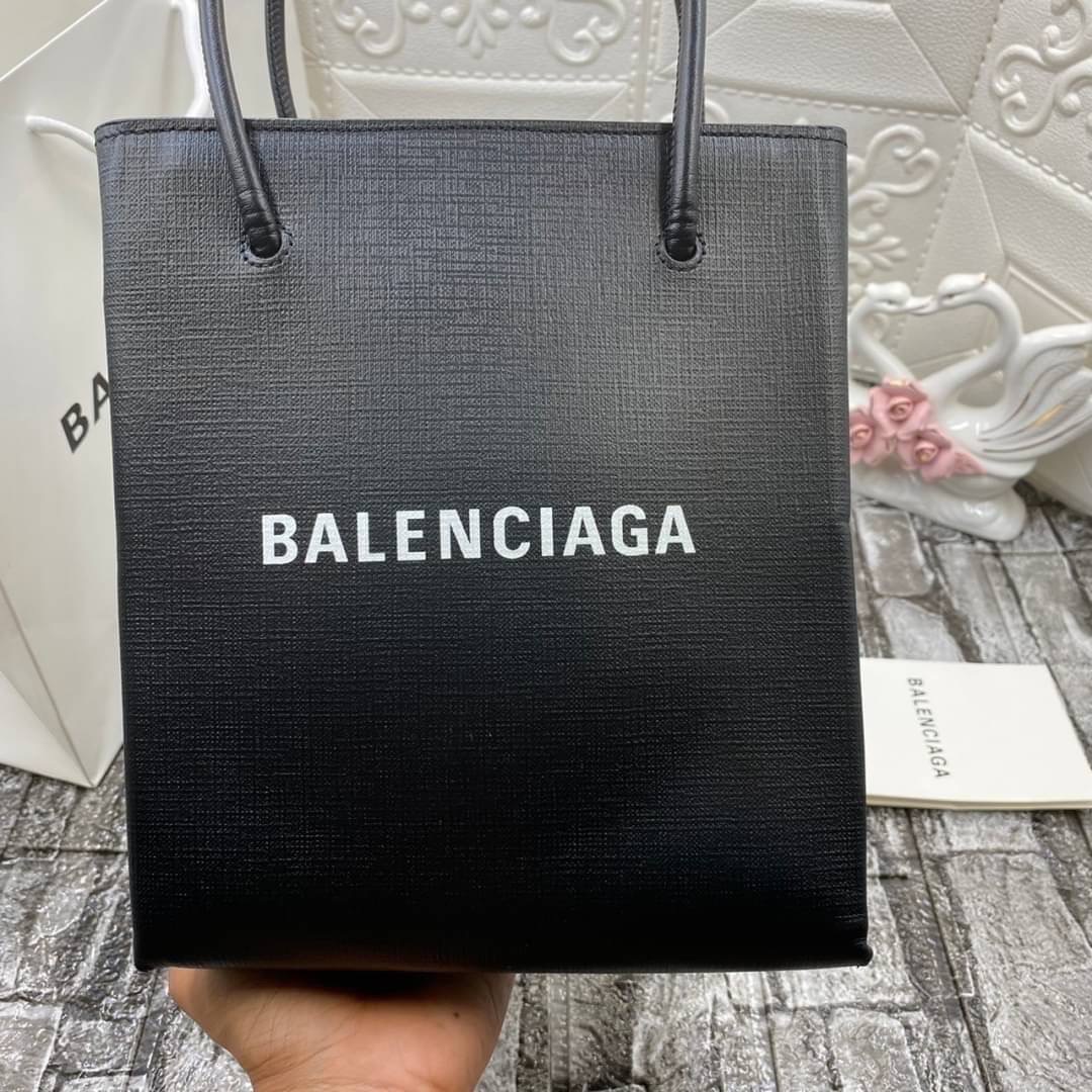 หนังแท้ BALENCIAGA XXS TOTE / Balenciaga shopping tote xxs พกกระเป๋าช้อปปิ้ง ไปทุกที่ในฤดูกาลนี้ ดีไซน์ที่ใช้ได้ทุกวันตั้งแต่หนังแบบมีเท็กซ์เจอร์ ภาพสินค้าถ่ายจากงานขายจริง ใช้งานต่างประเทศได้