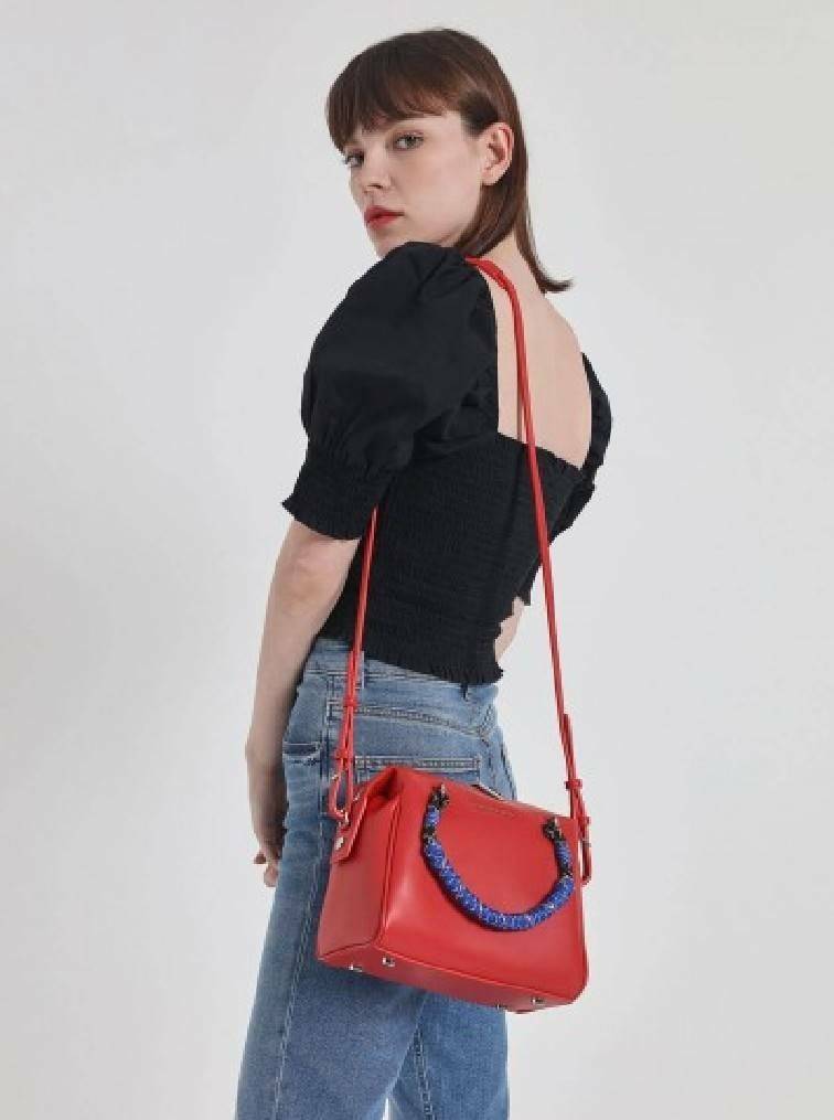 CHARLES & KEITH Nylon Twist Top Handle Bag กระเป๋าถือหรือสะพายรุ่นใหม่แบบชนช็อปทรง Bowling วัสดุหนังแกะสังเคราะห์เรียบสวยอยู่ทรงขนาดกำลังดี น่ารัก น้ำหนักเบา เปิดปิดด้วยซิปคู่สะดวกใช้ ภายในมีโลโก้และช่องซิป มีหมุดรองฐานกันรอยสี่มุม หูจับ Nylon Twist เพิ่ม