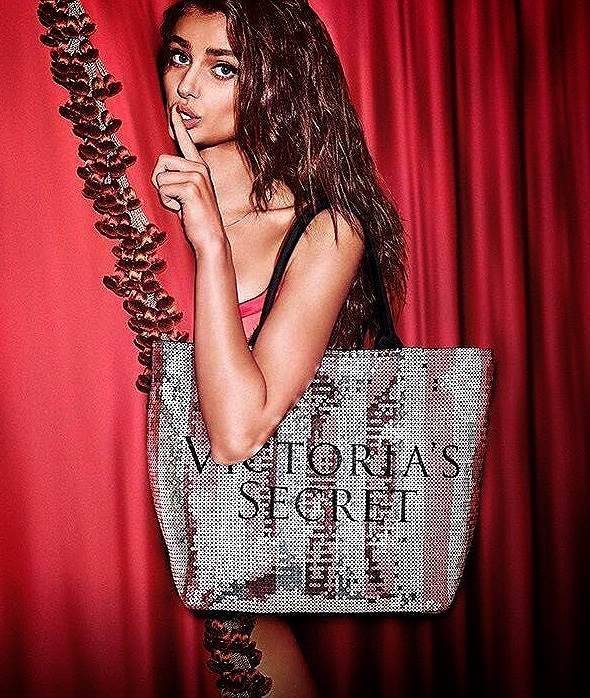Item ที่สาวๆรอคอย Victoria's Secret Limited Edition black friday sequin tote รุ่นหายาก มาแล้วค่ะ เป็นกระเป๋าที่ด้านหน้าเป็นเกล็ดลูกปัดวิ้งเรียงสลับสี ตัดกันอย่างสวยงาม เปิดปิดด้วยซิป ภายในกว้าง จุของเยอะ ใส่เสื้อผ้า อุปกรณ์สำหรับไปเล่น fitness หรือไป