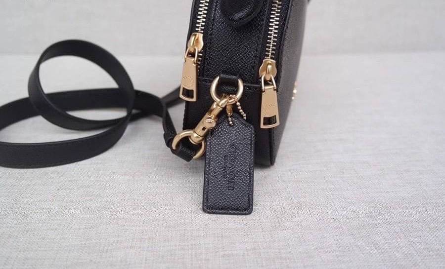 COACH SERENA SATCHEL CROSSBODY BAG กระเป๋าทรงโดมเล็ก น่ารัก แต่ใส่ของได้จุเลยทีเดียว!! มี2ช่องซิปหลัก ช่องค่อนข้างกว้าง สามารถใส่กระเป๋าเงินใบกลางได้;ของจำเป็นอื่นๆได้ครบเลยค่ะ มีช่องเล็กให้ใส่ของจุกจิก ด้านหลังมีช่องเล็กให้อีกช่องค่ะ พร้อมสายยาวถอดออกได้