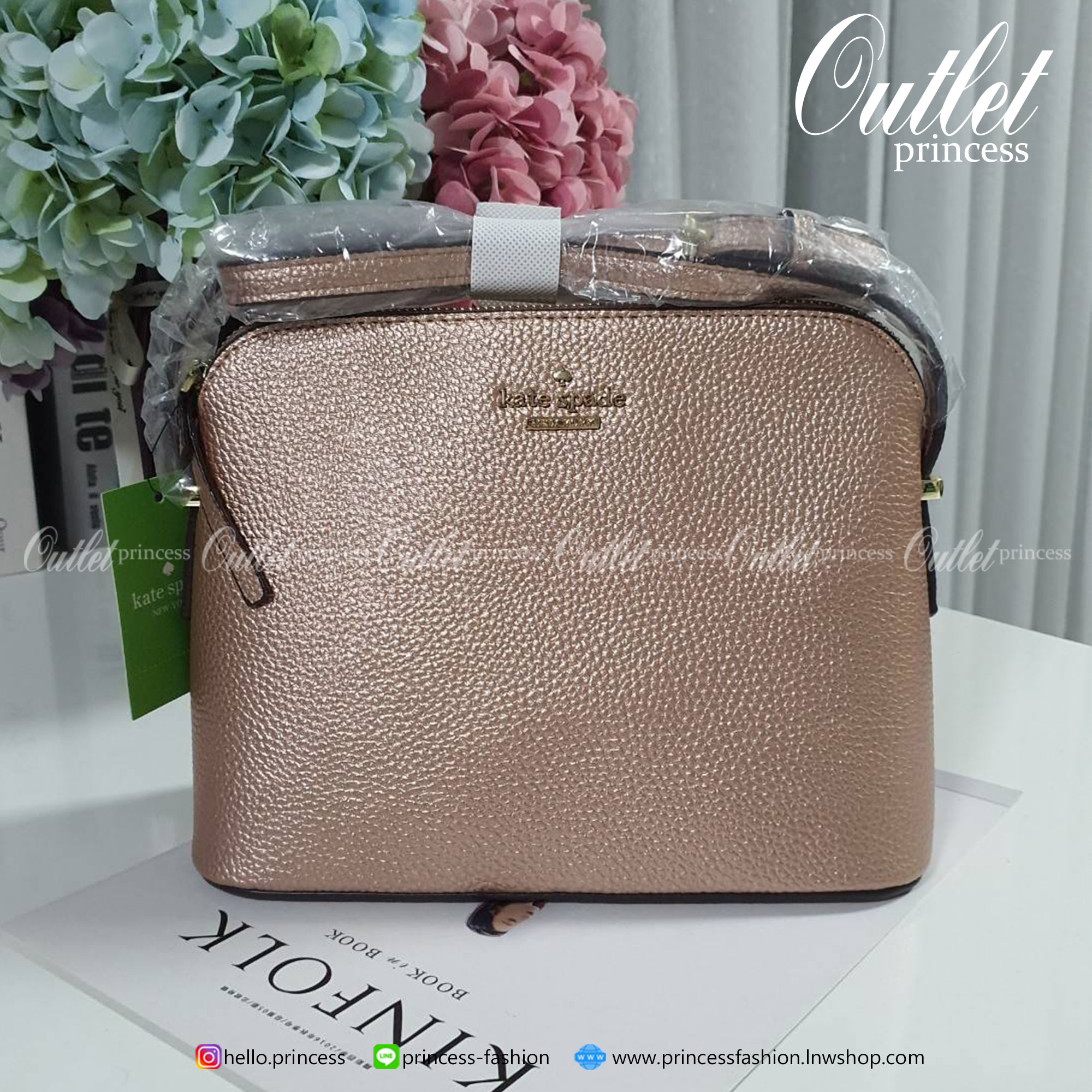 KATE SPADE CROSSBODY BAG แบรนด์ดังจากอเมริกาสุดฮิตของวัยรุ่น กระเป๋าสะพาย ขนาดน่ารักกำลังดี เปิดปิดด้วยซิปเดียวด้านบน ภายในมีช่องเล็ก1ช่อง ใส่มือถือได้ทุกรุ่นและกระเป๋าสตางยาวได้ ความยาวสาย 117cm ปรับได้ถึง5ระดับ รุ่นฮิตอีกรุ่นที่ไม่ควรพลาดเลยคร้า