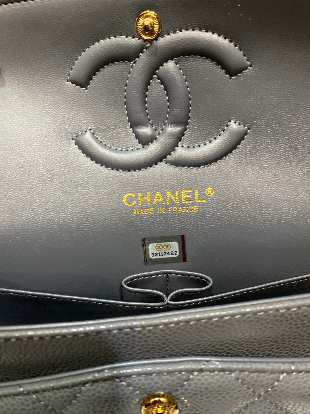 CHANEL Classic Medium Flap Bag กระเป๋าสะพายคลาสสิกรุ่นยอดนิยมตลอดกาล ดีไซน์เรียบหรูหราขับผิว งานหนังแท้สวยมาก มีอะไหล่เงินและทอง สุดยอดเดอะเบสท์ไอเท็ม