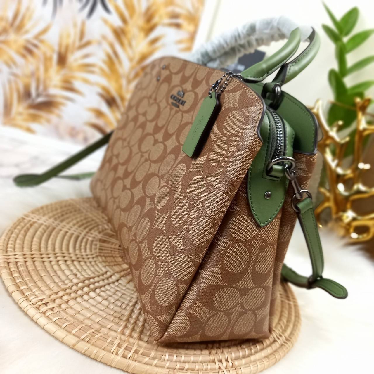 หัวใจจะวาย!! ละมุนมาก ลุคคุณหนูสุดๆ COACH MINI LILLIE CARRYALL (COACH F91494)🌺 ใช้ดีจนต้องบอกต่อ อีกแล้วจ้า ใครๆก็ถามหา😍>>>ทรงถัง รุ่นใหม่ 10 นิ้ว ขนาดกำลังดี เหมาะมือมาก มี 3 ช่องด้านใน ช่องกลาง เปิด-ปิด ด้วยซิป ส่วน 2 ช่องด้านข้