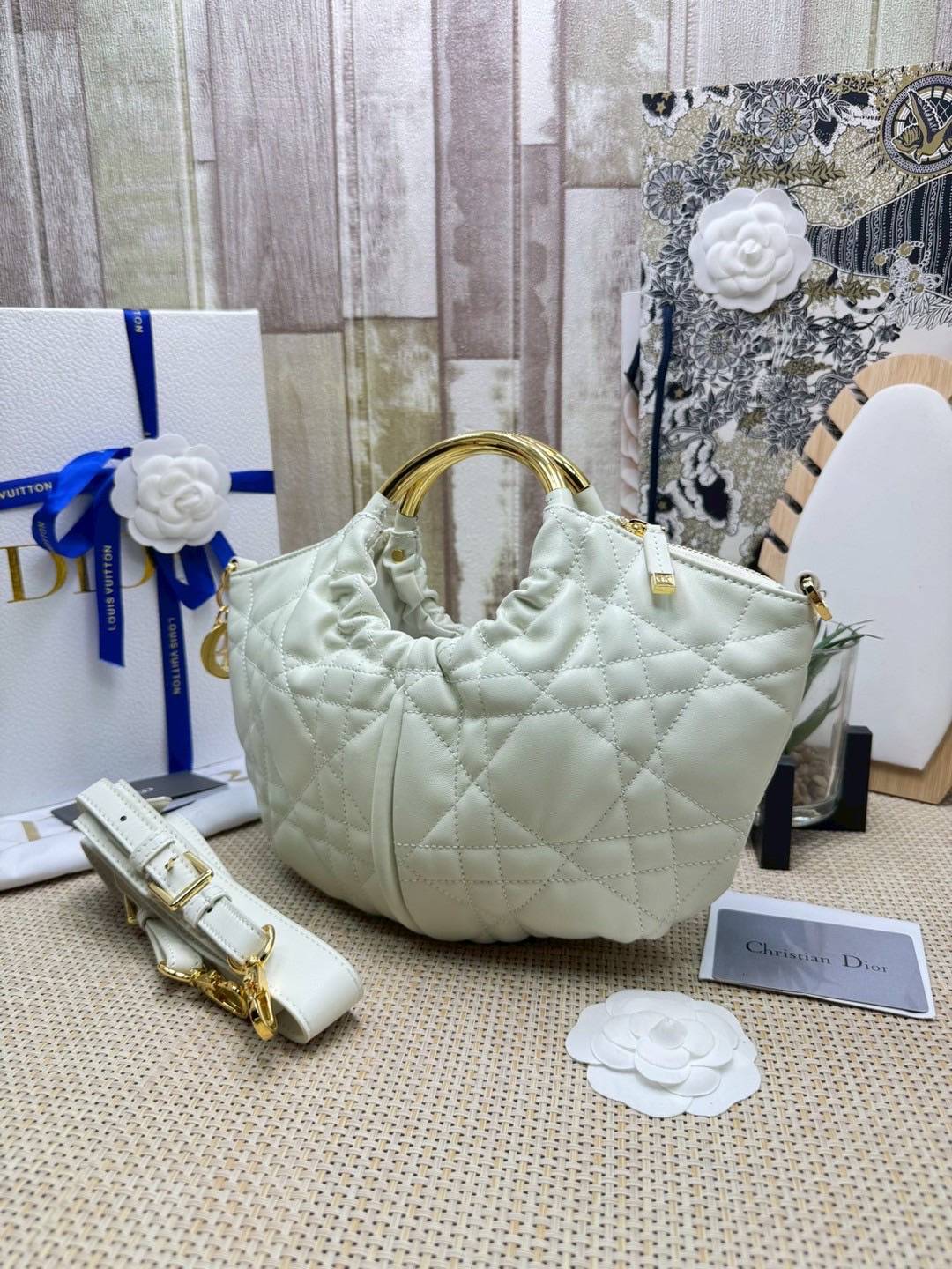 ORI หนังแท้ | DIOR Walk in Dior Purse White Macrocannage กระเป๋าสะพายทรงคลัชสุดลัคชู หรูหราเกินเรื่อง ดีไซน์ใหม่มาแรงมาก! โดดเด่นด้วยหูจับทรงโค้งสีทอง ดูแพงสุดๆ