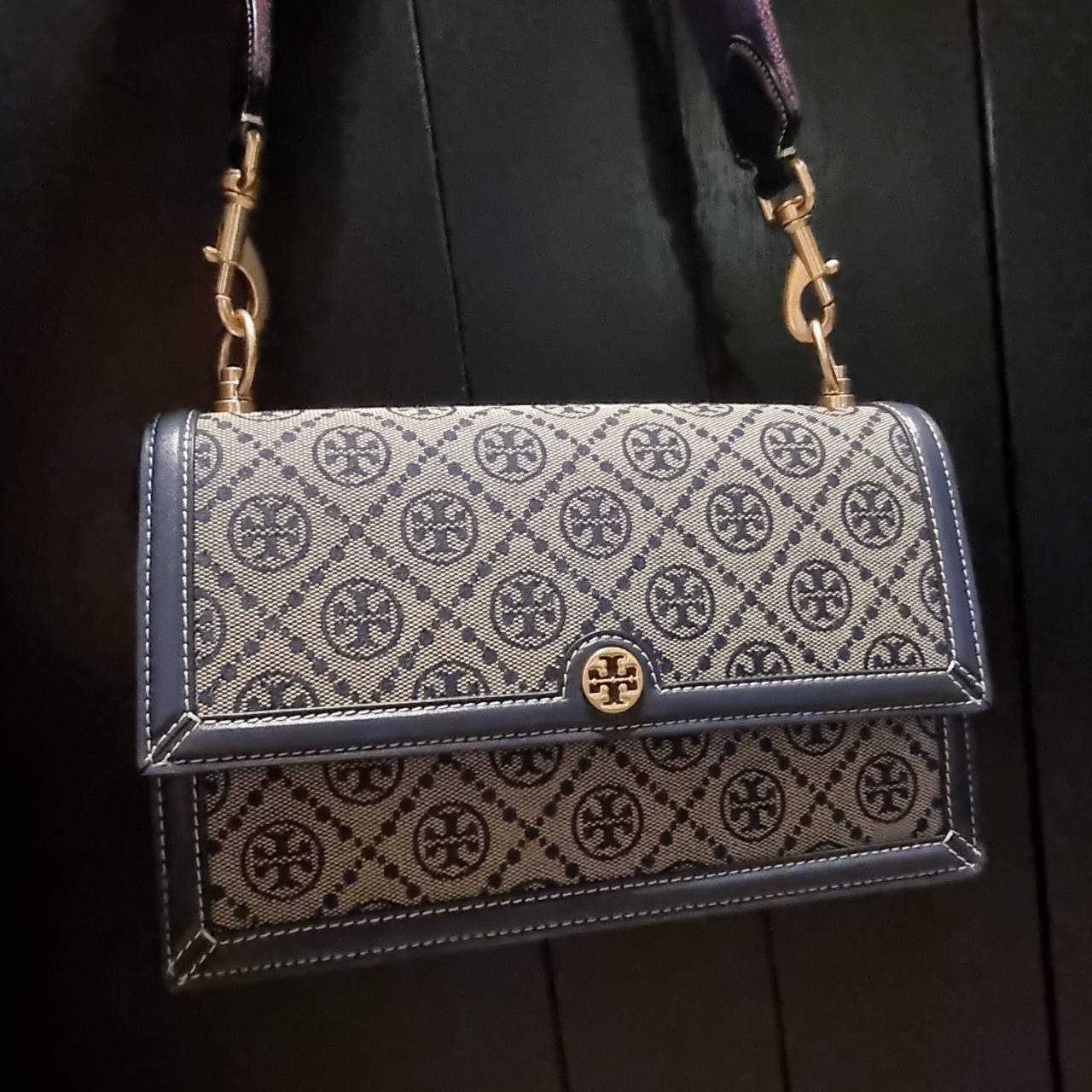 Tory burch t monogram jacquard shoulder bag คอลเลคชั่น T Monogram สำหรับคอลเลคชั่นฤดูใบไม้ผลิ 2021 เราสร้างสรรค์ลายโมโนแกรมที่ได้รับแรงบันดาลใจมาจากลวดลายการถักทอผ้าห่มของชาว Pennsylvania Dutch แบบดั้งเดิม เป็นการเฉลิมฉลองโลโก้สุดไอคอนนิคของแบรนด์ โดดเด่น