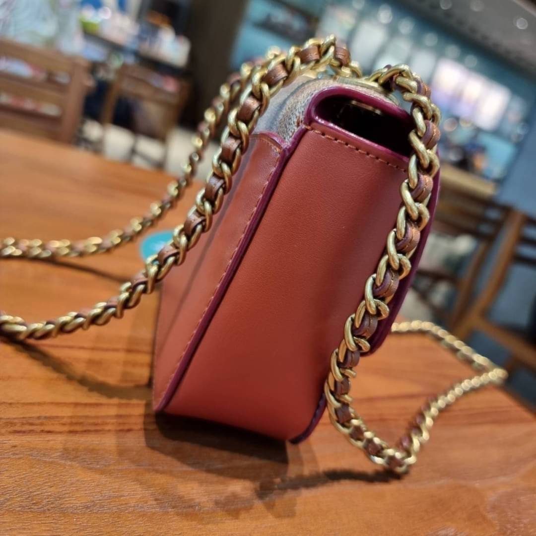 COACH C2462 MADISON SHOULDER BAG 16 IN SIGNATURE CANVAS WITH RIVETS กระเป๋าสะพายข้าง ไซส์กะทัดรัด พกพาง่าย น้ำหนักเบา ดีไซน์สวย โดดเด่นด้วยตัวล็อครูปดอกไม้ สีสันตกแต่งตัดกันกับลายซีอย่างลงตัว วัสดุหนังแคนวาสเคลือบลาย ภายในแบ่งสัดส่วนให้อย่างดี มาพร้อมสายส