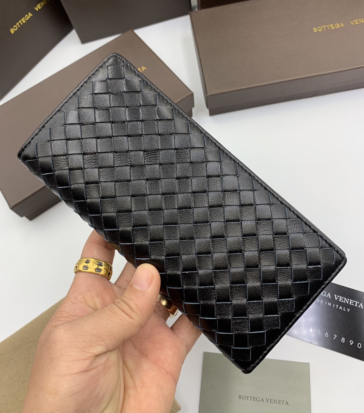 หนังแท้ BOTTEGA VENETA LONG WALLET / BV LONG WALLET / BV Wallet พร้อมส่งที่ไทย กระเป๋าสตางค์ใบยาว 2 พับ รุ่นตามหา มาเท่าไหร่ไม่เคยพอเลยค่า เป็นรุ่นคลาสสิกที่หยิบมาใช้งานได้บ่อยที่สุด งานหนังลูกวัวแท้ทั้งใบ ใช้ทนทานได้นาน ใช้ทนทานได้นานภาพสินค้าถ่ายจากงานข