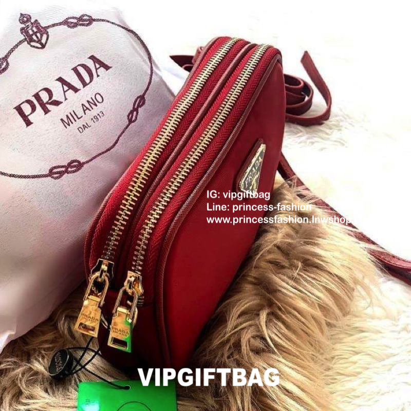 PRADA CROSSBODY BAG WITH ZIP GIFT WITH PURCHASE (GWP) กระเป๋าสะพายพรีเมี่ยมกิ้ฟ Limited Edition จากเคาน์เตอร์แบรนด์ดีไซน์เรียบหรูดูดี วัสดุ Nylon & Polyester 100% เนื้อหนาคุณภาพดีตามแบบฉบับของแบรนด์ ด้านหน้าประดับโลโก้มีช่องแบ่ง2 ช่องเป็นสัดส่วนเปิดปิดด้ว