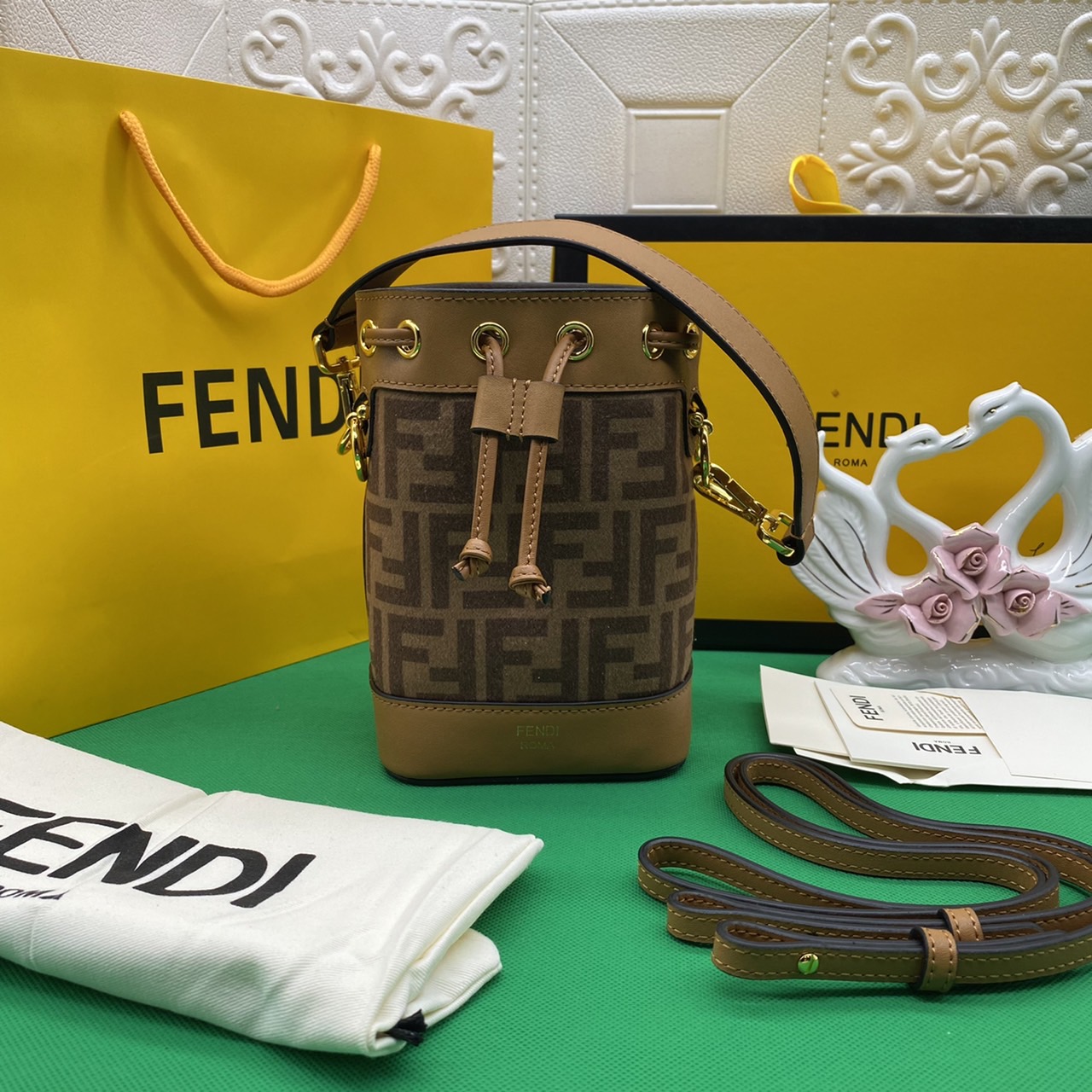 FENDI MON TRESOR MINI BAG รุ่นใหม่ล่าสุด น่ารักมากค่ะ กระเป๋าถือหรือสะพายไหล่ทรงขนมจีบสุดคลาสสิก วัสดุหนังแท้สลับผ้ากำมะหยี่พิมพ์ลายอย่างดี ลวดลายเอกลักษณ์ตามแบบฉบับแบรนด์ สวยหรู ดูแพง คุณนายสุดไปเลยค่า ถือแล้วสวยมากๆ จุของได้กำลังดี ทรงนี้ต้องมีติดตู้ไว้