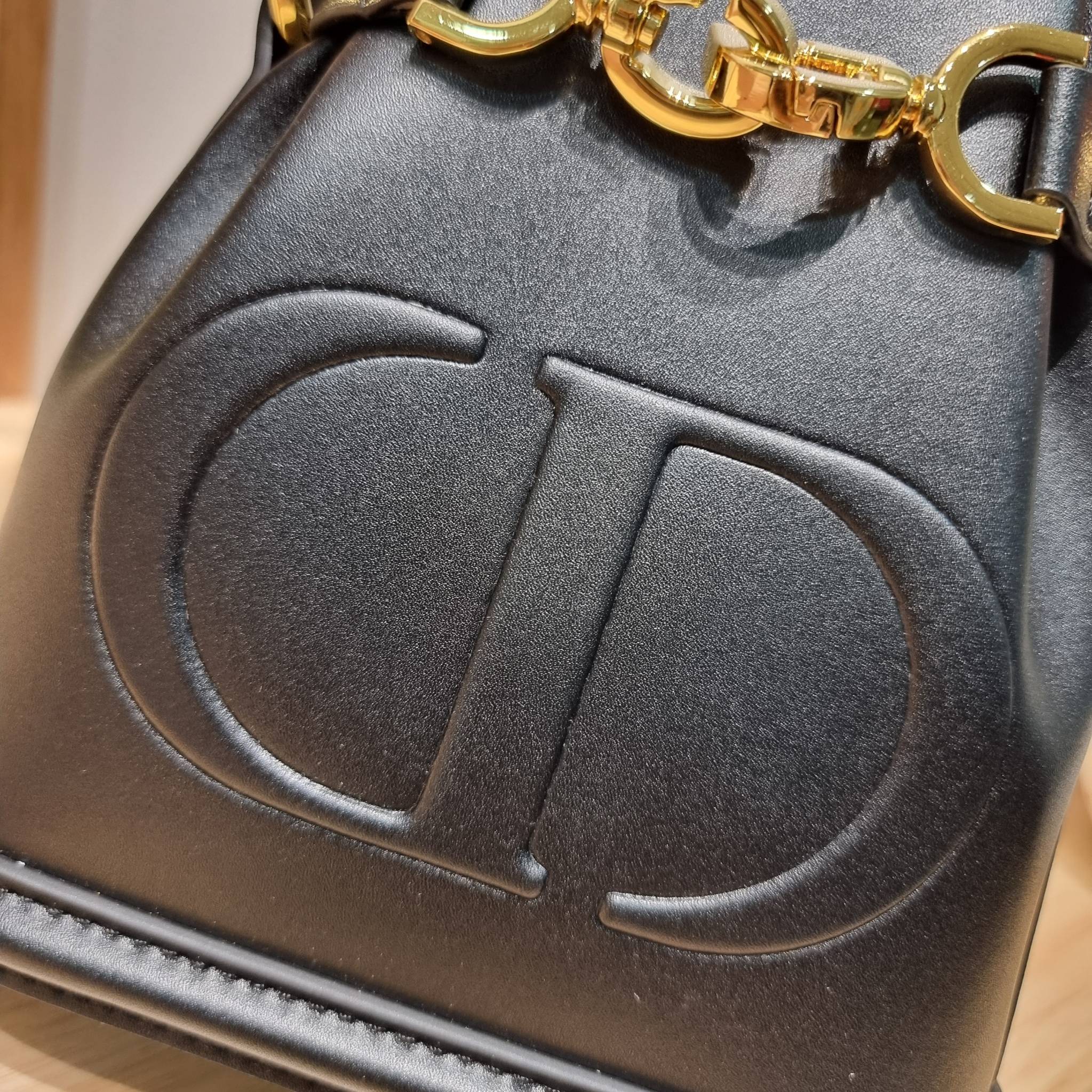 CD SMALL C'EST BAG 17cm / Dior bucket bag พร้อมส่ง กระเป๋าสะพายสุดคลาสสิค ดีไซน์หรู ไซส์เล็กกะทัดรัด ใช้งานง่าย สะพายได้ทุกโอกาส **ล็อทราคาพิเศษสุดคุ้ม