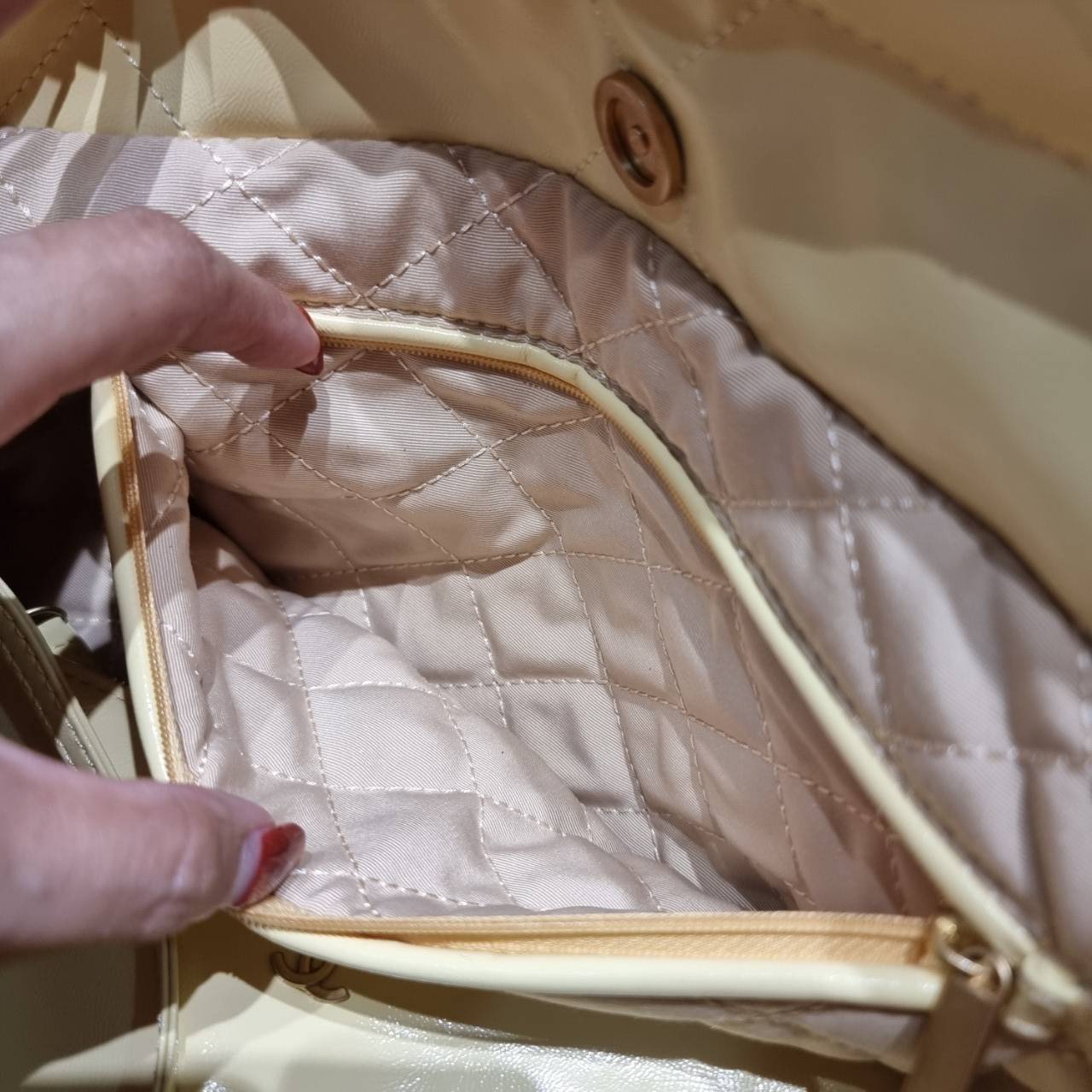 Chanel 22 horizontal bag แรงเกินต้านที่สุดกับไอเท็มนี้ ที่สาวๆหรือใครๆก็ต้องมี มาในไซส์ใหญ่ รูปทรงใช้ง่ายขึ้น แต่ยังจุได้หนักๆเหมือนเดิม ดูหรูหรา เกินเรื่องที่สุด