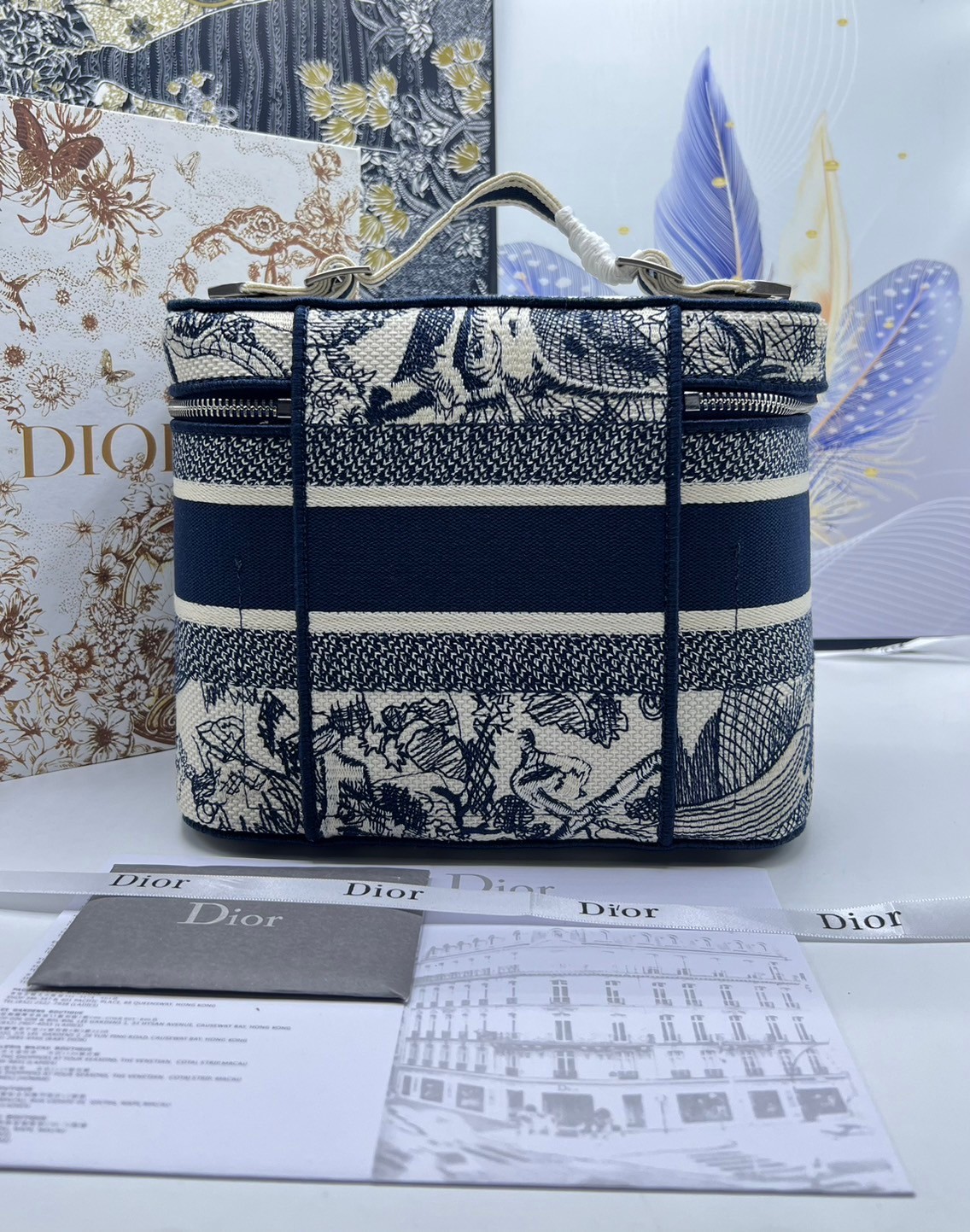 22cm Medium DiorTravel Vanity Case กระเป๋าใส่เครื่องสำอางใบกลาง จุของได้เยอะ มาพร้อมกับลวดลาย Oblique ปักอย่างประณีตและประดับด้วยสัญลักษณ์ Christian Dior Paris มาพร้อมสายสะพายและหูจับในตัว