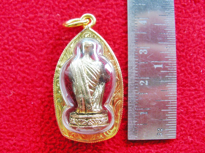 รูปเหมือนหลวงพ่อคูณนั่ง เนื้อทองเหลืองเลี่ยมทองไมครอนค่ะ