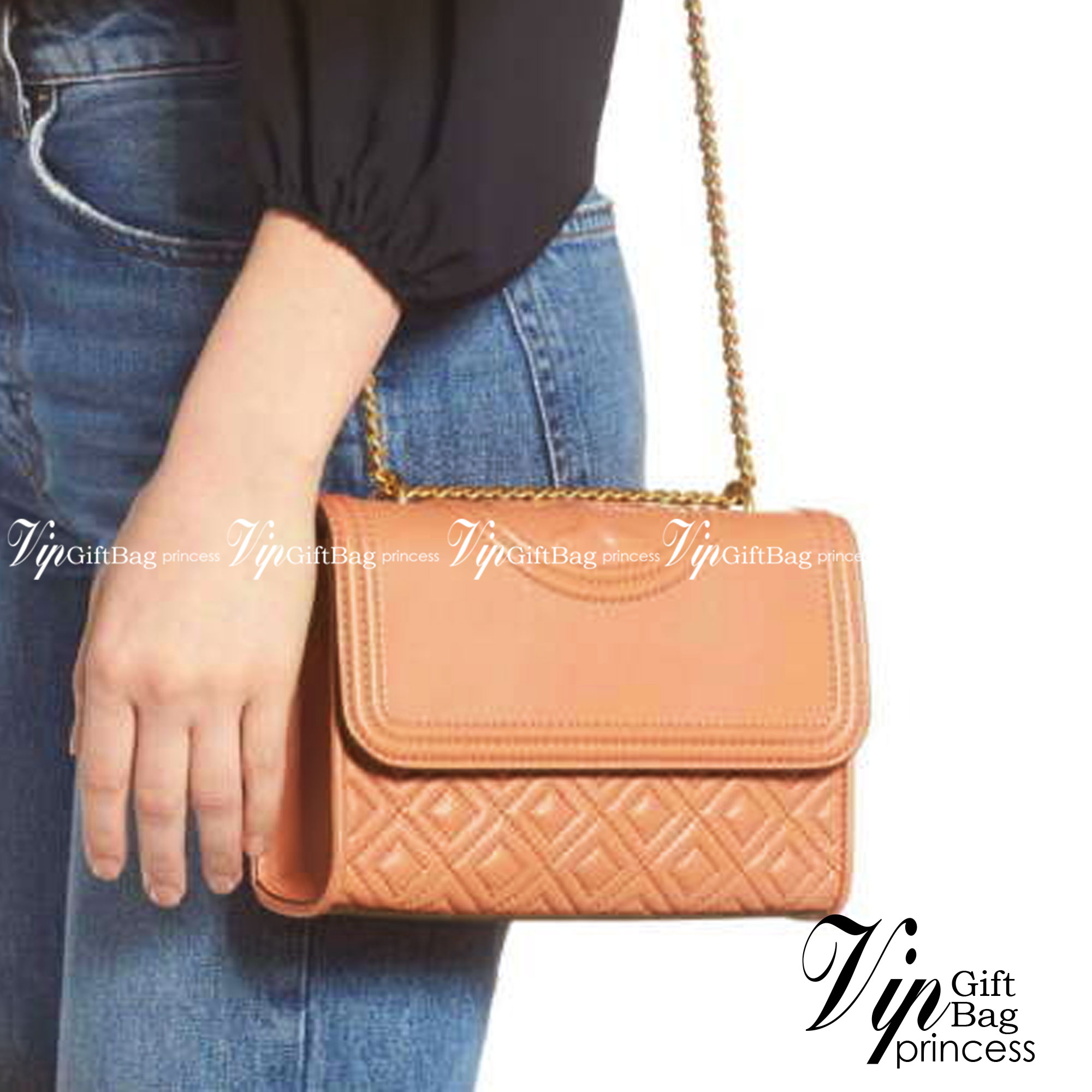 TORY BURCH Fleming Small Convertible Shoulder Bag รุ่นขายดีที่สุดกับ ไอเท็มที่ต้องมีแบรนด์ TORY BURCH มีมาให้ช้อปอีกแล้วค่ะสาวๆ กับทรง CLUCTH & CROSSBODY กระเป๋าสะพายข้างหรือสะพายเป็นครอสบอดี้ ประดับพู่ด้านข้าง