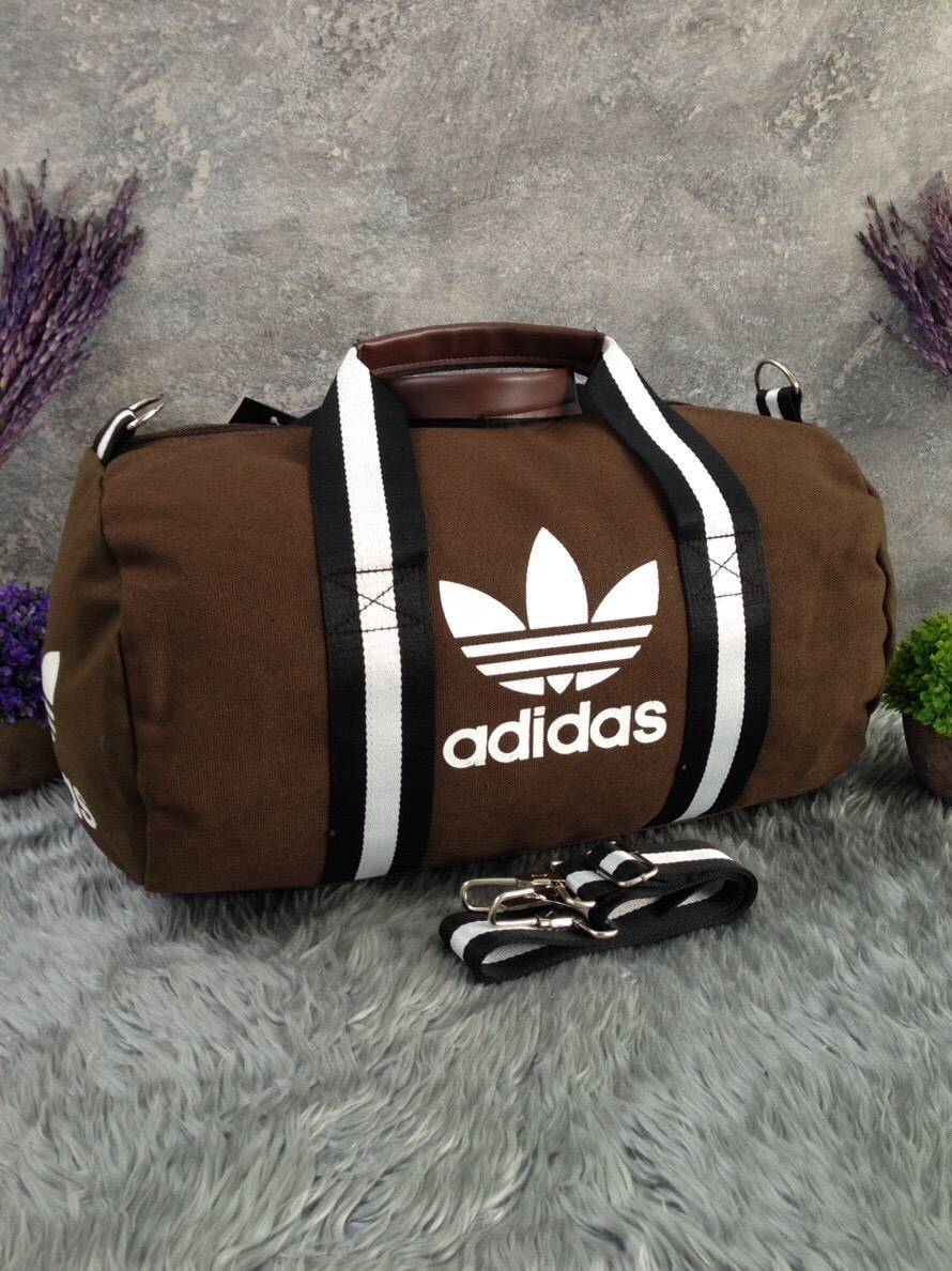 Adidas Travel Canvas Bag กระเป๋าเดินทางทรงหมอน ดีไซน์ sport วัสดุ canvas ด้านหน้าสกรีนแบรนด์ น้ำหนักเบา หูหิ้วมีหนังจับถนัดมือ ซิปแบรนด์ ช่องหลักเปิดปิดด้วยซิป ภายในกว้างใส่เสื้อผ้าได้ มีช่องเล็ก มาพร้อมสายยาว ถอด ปรับได้ค่ะ