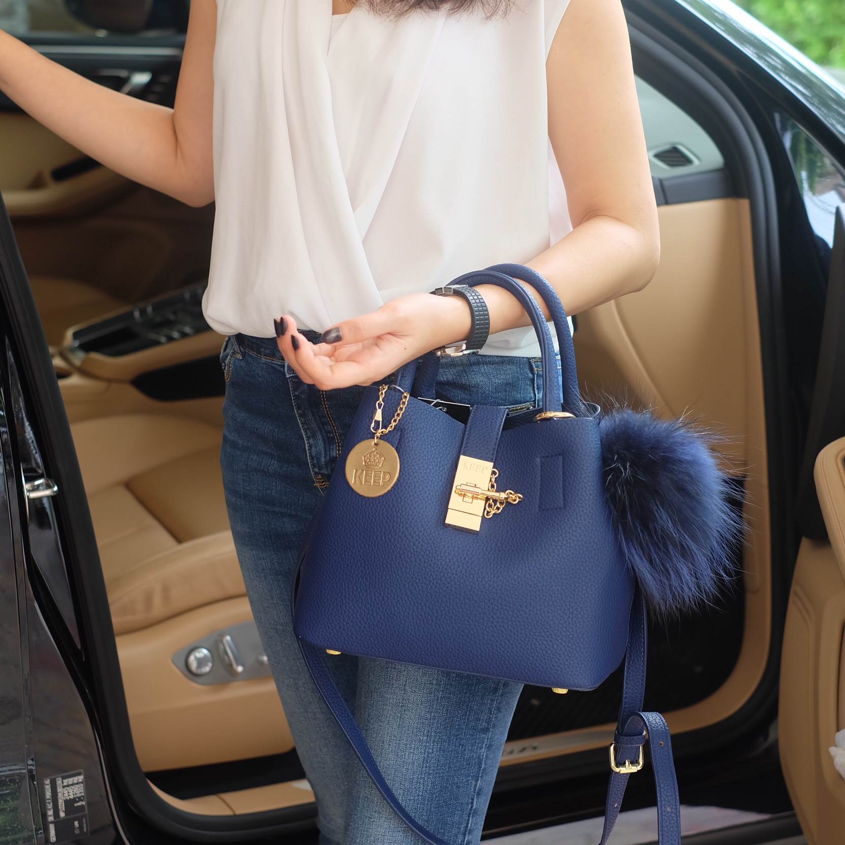 สีใหม่ Royal Navy พร้อมส่งละค่า • KEEP LALA BAG • พร้อมส่ง 2 ขนาด ตามการใช้งาน 👑สวย หรู เวอร์วัง อีกแล้วค่า กับกระเป๋า 2 in 1 ปรับเก็บทรง ได้ถึง 2 แบบ มาพร้อมพวงกุญแจ ปอมปอม ฟรุ้งฟริ้ง น่ารักมาก คะ ตัวกระเป๋าเป็นหนังเนื้อดีที่สุด เนื้อนิ่ม ลายหนัง