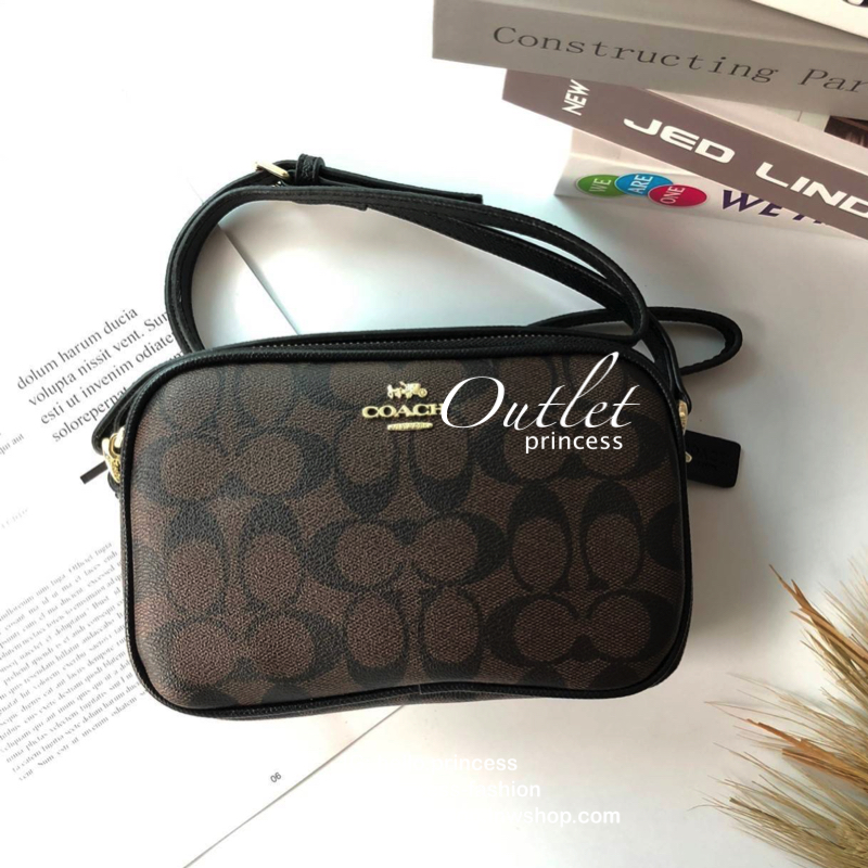 COACH MINI CROSSBODY BAGกระเป๋าสะพาน size mini วัสดุหนังลาย signature เปิด - ปิดด้วยซิป แบ่ง2 ช่องใหญ่ ภายในโล่ง ใส่ wallet สั้น มือถือได้ทุกรุ่น และของใช้จุกจิก พร้อมสายยาวถอด ปรับได้ค่ะ