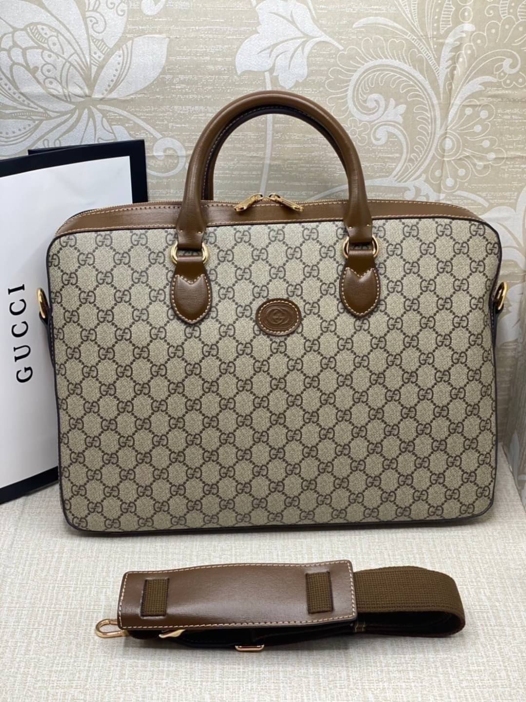 GUCCI Business case with Interlocking G กระเป๋าเอกสาร รุ่นที่ได้รับความนิยมอย่างมาก เนื่องจากมีขนาดใหญ่ จุของได้เยอะ พกพาสะดวก