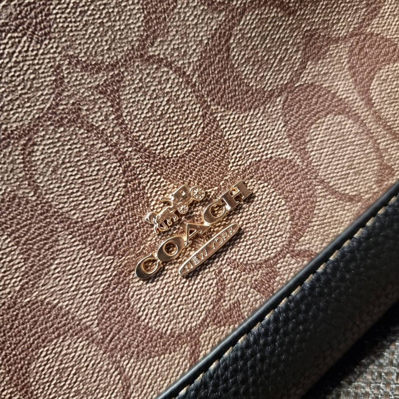 COACH C6918 DEMPSEY TOTE 22 IN SIGNATURE CANVAS WITH DISCO PATCHES คอลเลคชั่นคลาสสิค ที่มาพร้อมดีเทลใหม่ กระเป๋าทรงโท้ท ขนาดน่ารักน่าใช้มากๆ สาวๆถูกอกถูกใจกันนับไม่ถ้วน!! รอบนี้เพิ่มลูกเล่นที่สายสะพาย ดีไซน์กึ่งสปอร์ต ทำให้ใช้งานได้ไม่มีเบื่อ ฟังก์ชั่นการ