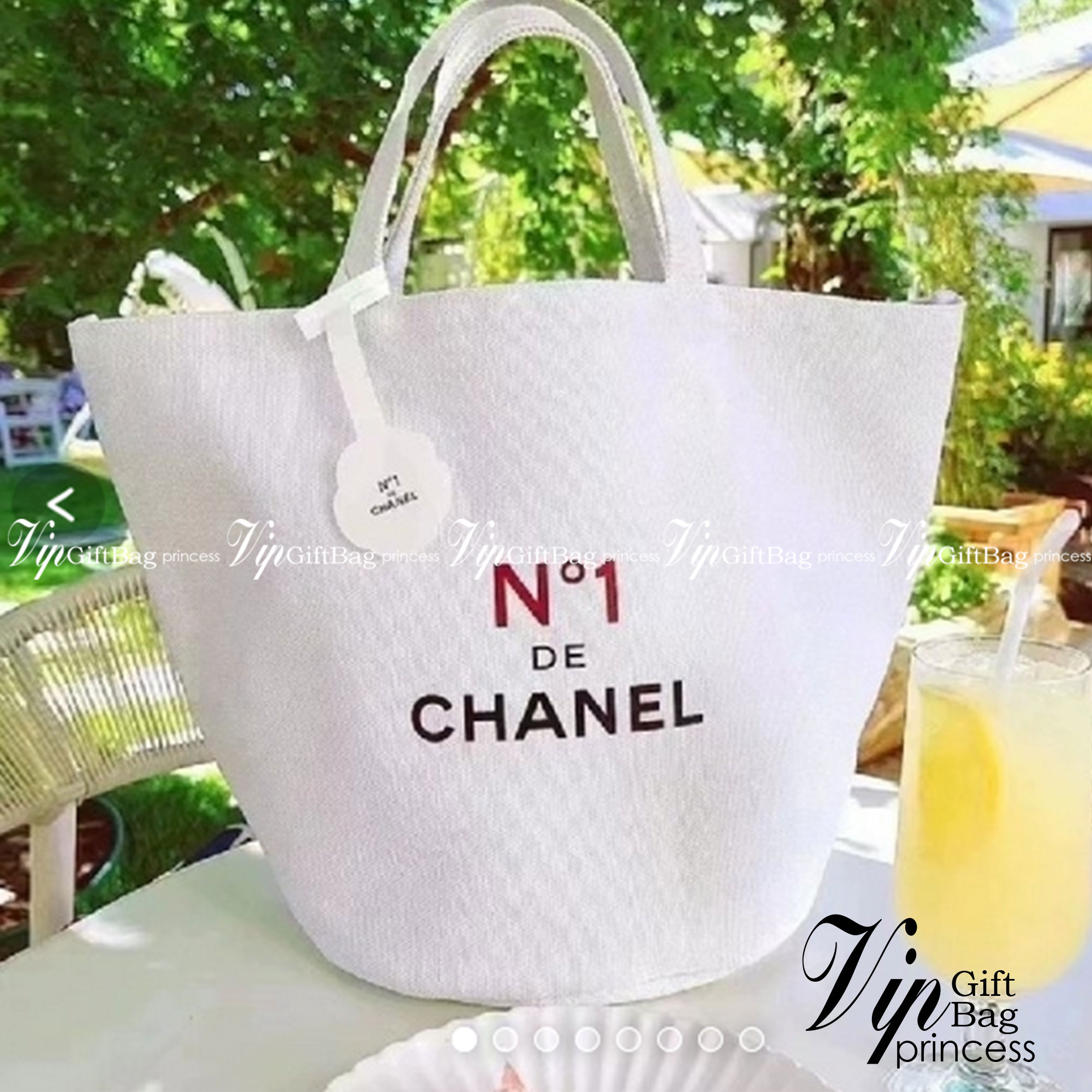 Chanel tote bag no.1 / CHANEL MINI COTTON SHOPPING BAG กระเป๋าผ้าช็อปปิ้งงานพรีเมียม ตัวกระเป๋าผ้า ผลิตจากวัสดุออแกนิค คอตตอน100% สีขาวครีม สกรีนลายด้านหน้า ขนาดกำลังดี ฐานเป็นทรงกลม ทำให้จุได้ได้ค่อนข้างเยอะ น้ำหนักเบา เหมาะกับวันสบายๆเลยค่า