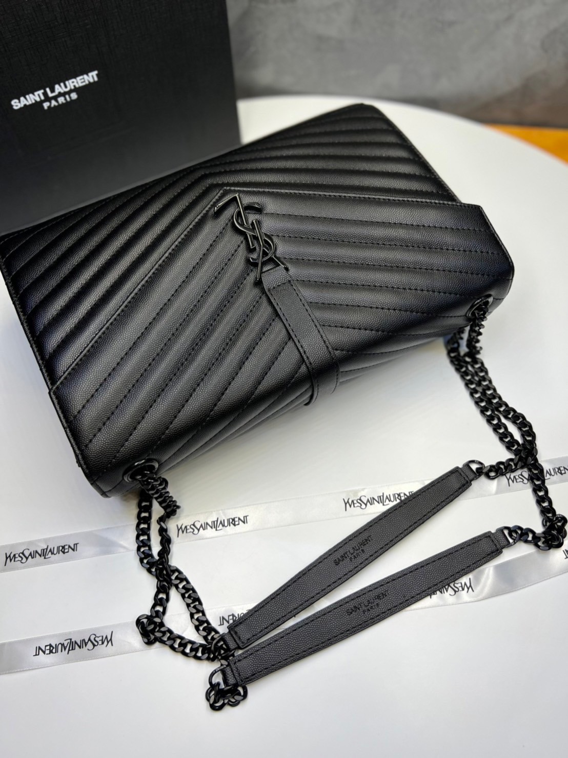 หนังแท้ YSL college large chain bag in quilted leather 30cm กระเป๋าสะพายใบใหญ่ ดีไซน์ทรงสวยหรู ตอบโจทย์ได้ทุกสไตล์ ภาพสินค้าถ่ายจากงานขายจริง ใช้งานต่างประเทศได้