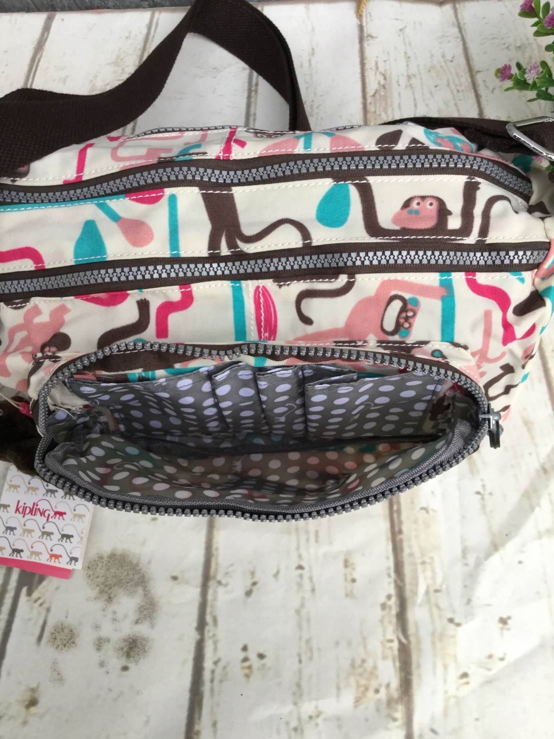 กระเป๋าสะพาย KIPLING รุ่น Reth วัสดุไนล่อนคุณภาพดี มาพร้อมดีไซน์ทันสมัย และสามารถใช้งานได้อย่างดี เข้ากับทุกการแต่งตัว โดดเด่นด้วยพื้นที่ภายในและช่องต่างๆ ที่ให้คุณจัดเก็บของสำคัญได้ครบถ้วน ไม่ว่าจะเป็นมือถือ ปากกา หรือไอเท็มจำเป็นของคุณ สายสามารถปรับและถ