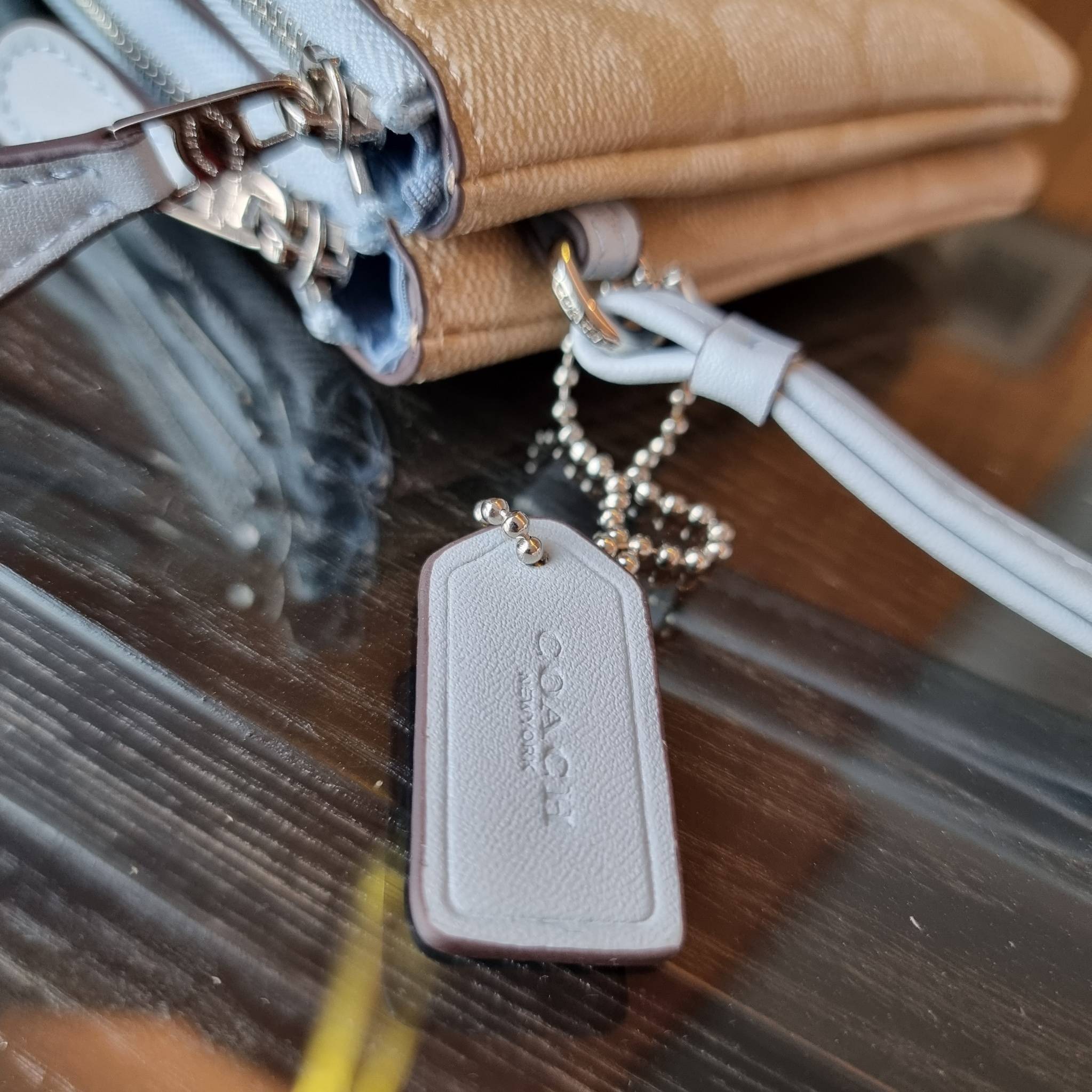 COACH F54057 DOUBLE ZIP WALLET IN SIGNATURE กระเป๋าคล้องมือ size L ใบนี้ใส่มือถือได้ทุกรุ่น ขนาดกำลังดี พกพาสะดวกมากๆ วัสดุหนังสังเคราะห์ ภายในเป็นผ้าสีสวยคม ใส่ธนบัตร ใส่บัตรได้เยอะ ใส่มือถือได้สบายๆทุกรุ่น ตอบโจทย์สาวๆที่ไม่ชอบพกเยอะวุ่นวายจ้า ใบนี้เอาอ