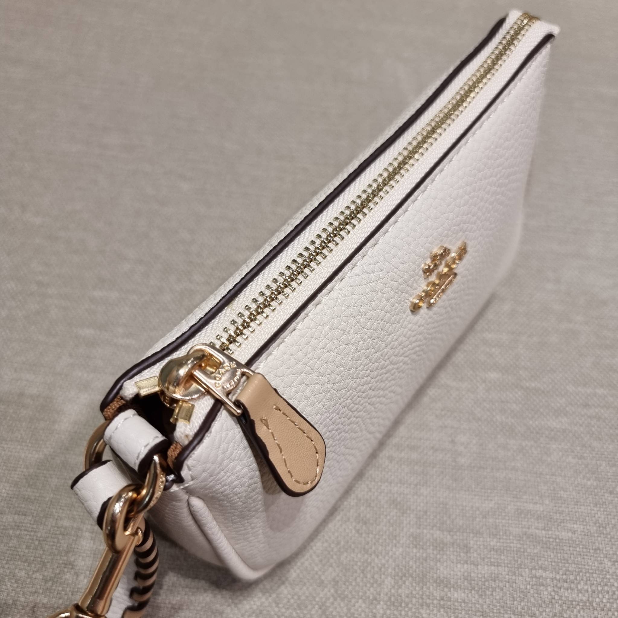 COACH C4233 NOLITA 19 WITH WHIPSTITCH คอลเลคชั่น rare item น่ารักน่าใช้ ในสไตล์คลาสสิค กระเป๋าทรงพอชขนาดมินิ ที่สามารถสะพายไหล่ และกึ่งคล้องมือใช้ได้ 2 สไตล์ ปรับสายให้มาเกี่ยวฝั่งเดียวเพื่อใช้เป็นคล้องมือ หรือปรับเกี่ยวอีกฝั่งใช้คล้องแขน คล้องไหล่ก็เก๋มา