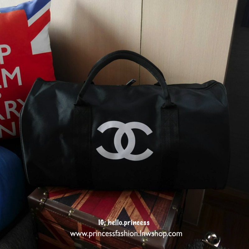 Best Seller ♡♡💃💃 กับทรง travel & fitness bag กับ Chanel VIP Gift Bag Travel Bag Gym Duffel Weekend จากงานพรีเมี่ยมกิ้ฟแบรนด์หรูอย่าง Chanel ของแท้100% ตัวกระเป๋าเป็นผ้า Oxford หนาอย่างดี **สกรีนโลโก้แบรนด์สีขาว เปิดปิดด้วยซิป