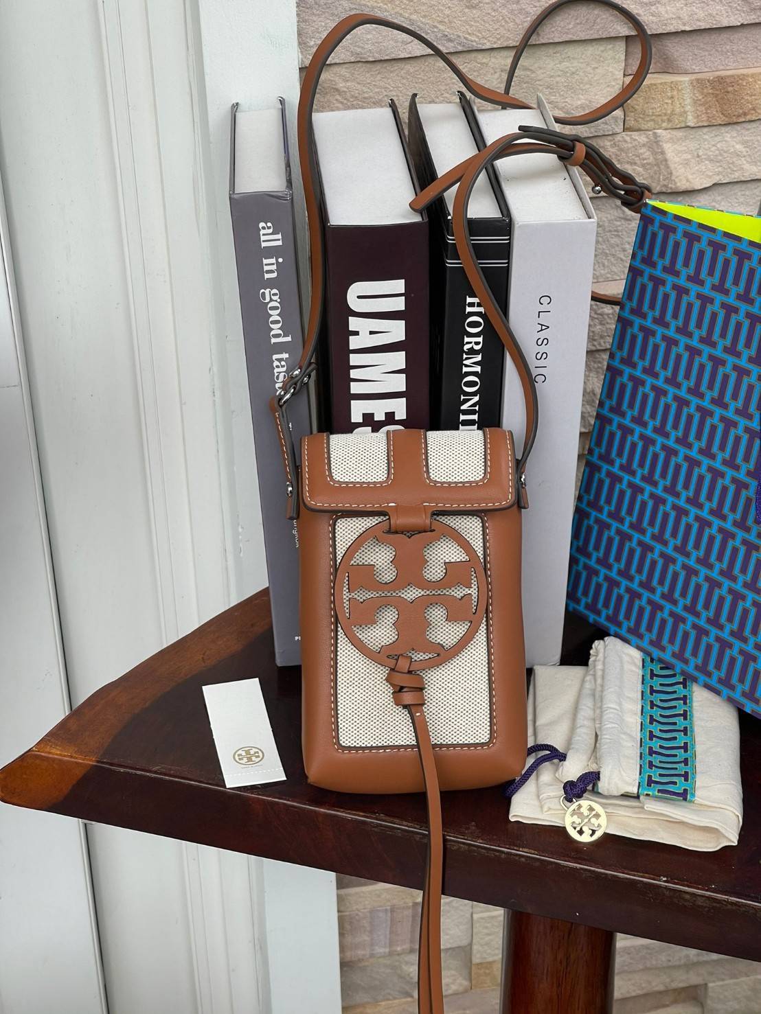 ของแท้ 💯% Tory Burch Miller Leather & Canvas Crossbody Phone Case ขึ้นชื่อว่ากระเป๋าสำหรับใส่มือถือหรือของจุกจิกต่างๆ โดยให้เหมาะกับการใช้งานนั้นมีไม่มาก คอลเลคชั่นนี้ออกมาเพื่อเอาใจสาวๆโดยเฉพาะ สีสันสุภาพ