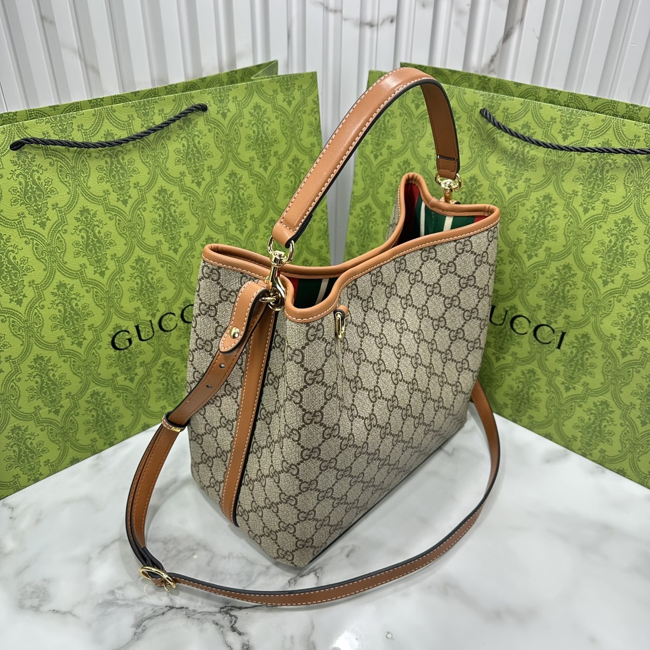 10" ORI หนังแท้ | Gucci GG Emblem Medum bucket bag กระเป๋าสะพายทรงบัคเก็ตใบใหญ่ คอลใหม่ตีความประวัติศาสตร์แห่งความสง่างามและงานฝีมือของแบรนด์ขึ้นใหม่
