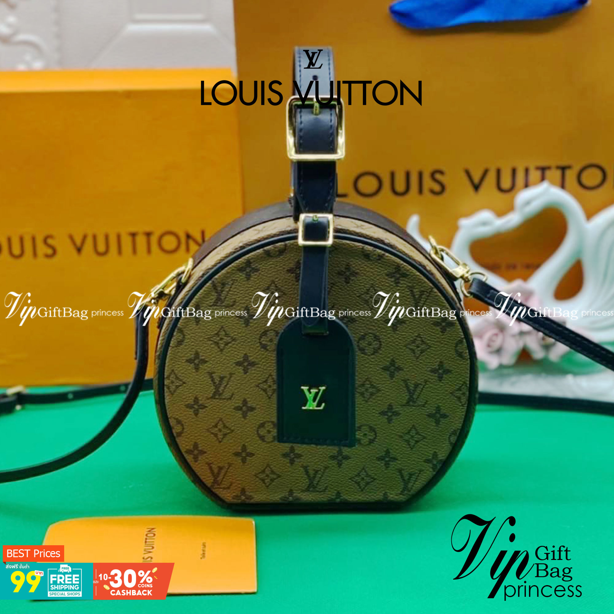 หนังแท้ LOUIS VUITTON PETITE BOITE CHAPEAU LV ROUND BAG โดดเด่นด้วยรูปทรงอันเป็นเอกลักษณ์และรายละเอียดแบบคลาสสิก ภายในโล่งกว้างด้วยช่องใส่ของขนาดใหญ่ มีสายยาวสะพายข้างได้ ถอดออกได้ หรือจะถือหรูๆ ไปเลยค่าา ภาพถ่ายสินค้าจริง ไอเท็มนี้สวยน่าใช้สุดคุ้มมากๆ ห้
