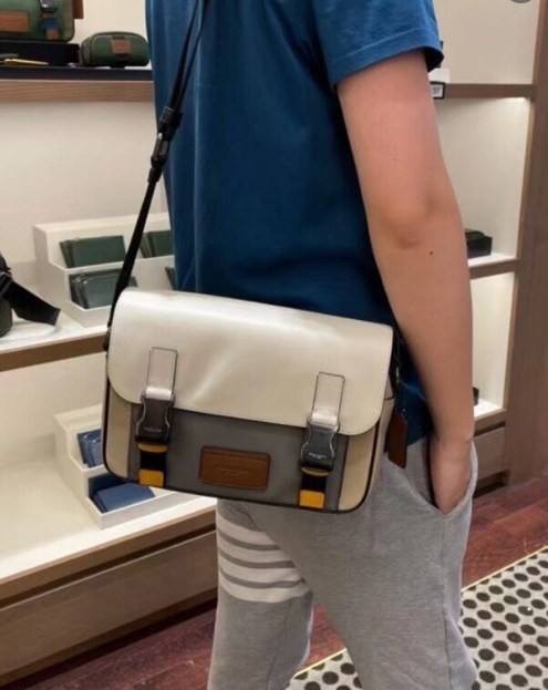 ไม่มีถือว่าพลาดมากๆ สำหรับรุ่นนี้ ใหม่เอี๋ยมเลยค่าา😘 COACH TRACK CROSSBODY IN COLORBLOCK ((4141//4021)) พร้อมส่งที่ไทย ใหม่ล่าสุดค่ะ! กระเป๋าสะพายครอสบอดี้ร์หรือสะพายข้าง หนังแท้ชั้นดีที่สุด หนังนิ่มสวยมากๆค่ะ ด้านหน้าเย็บป้ายหนังโลโก้แบรนด์ เปิดป