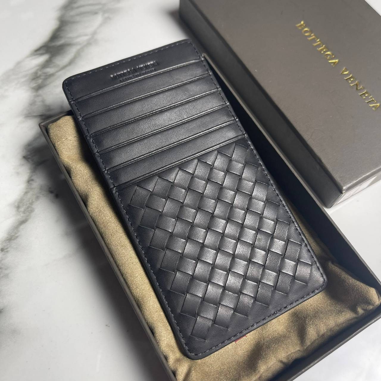 หนังแท้ BOTTEGA VENETA CARD HOLDER กระเป๋าใส่บัตรทำจากหนังแท้คุณภาพดีมาในราคาพิเศษ เป็นรุ่นที่หายาก เหมาะกับการใช้งานระยะยาว ยิ่งใช้หนังยิ่งสวยทนทานต่อการใช้งาน มาพร้อมกล่อง อุปกรณ์ครบ