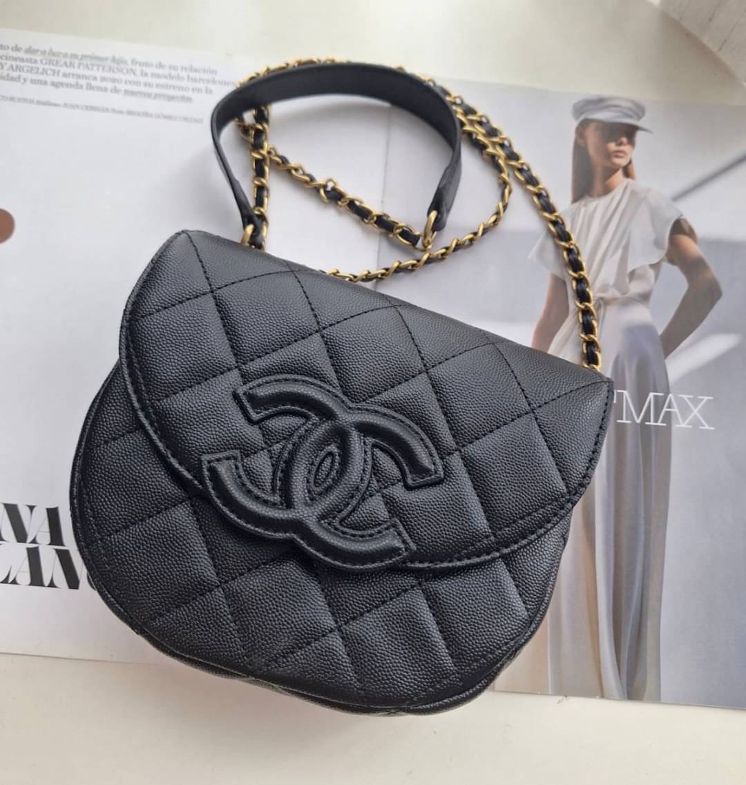 CHANEL VIP CROSSBODY CHAIN BAG กระเป๋าทรงครอสบอดี้ ที่กำลังมาแรงมาในตอนนี้ หนังพียูพรีเมี่ยมลายคาเวียร์ อะไหล่ทองวินเทจทั้งใบ ด้านหน้าประดับโลโก้หนูสุดหรู