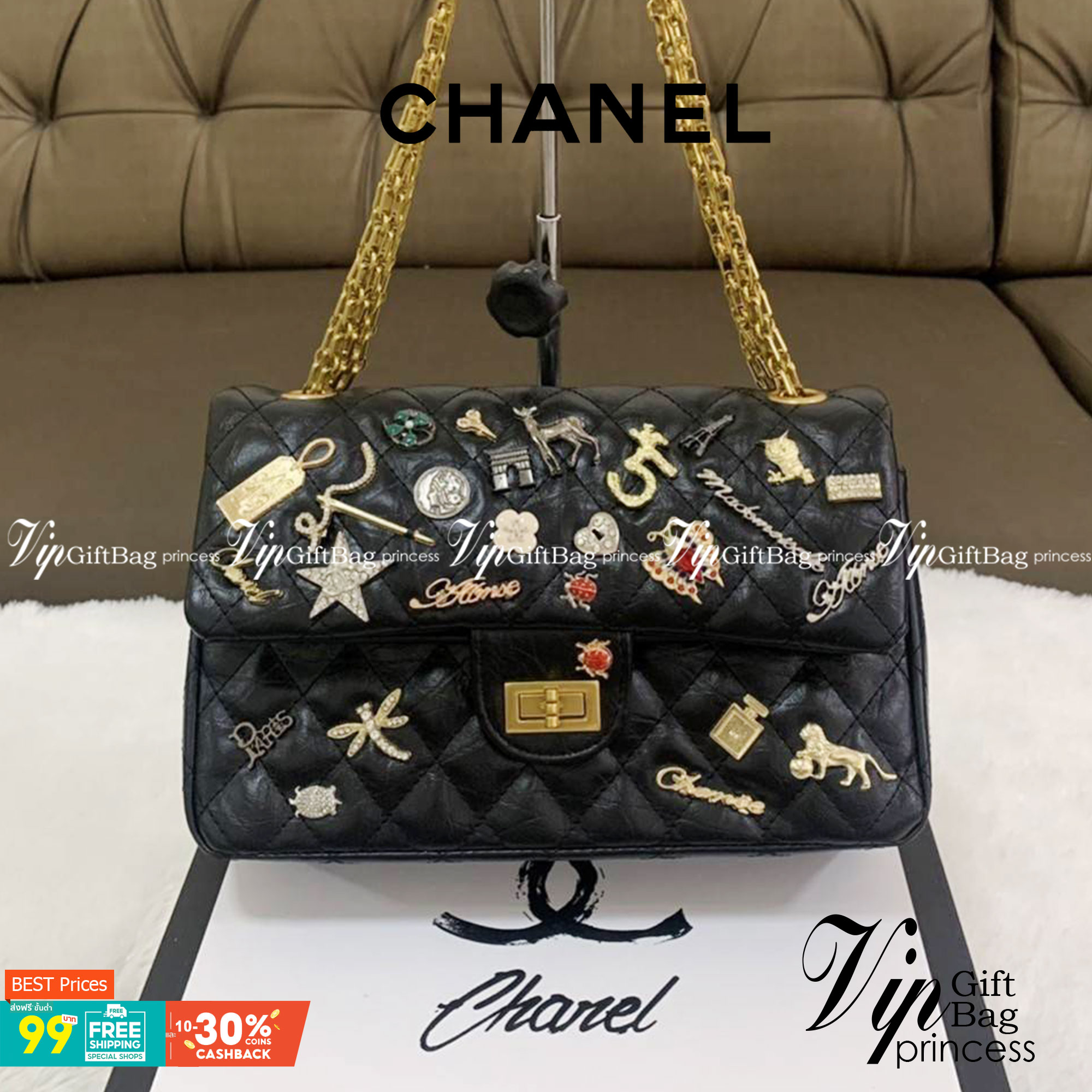 CHANEL ! Chanel Black Quilted Leather Limited Edition Lucky Charm Reissue Classic Bag กระเป๋าทรงคลาสสิคมาใหม่จาก Chanel วัสดุหนังแกะนิ่มกึ่งสังเคราะห์ ดีไซต์เป็นเอกลักษณ์ที่น่าจดจำ ด้านหน้าตกแต่งด้วยรูปสัตว์สิ่งของนำโชค อะไหล่ทอง มาพร้อมสายสะพายโซ่ทักทอเป