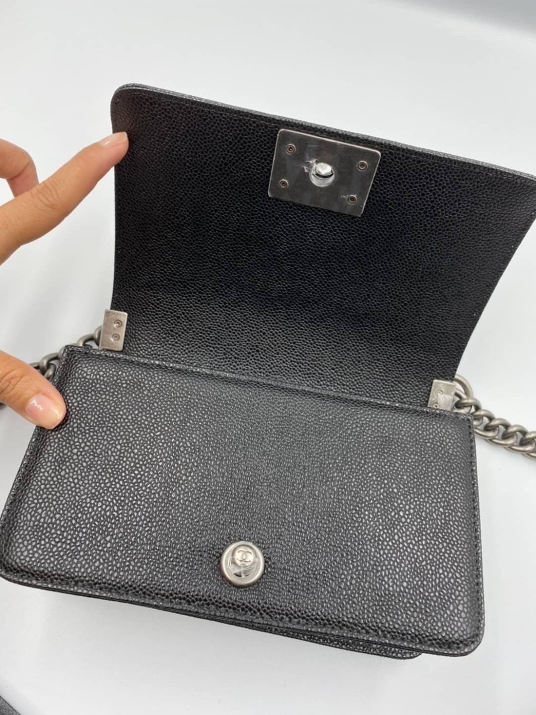 VIP 】หนังแท้ CHANEL BOY Mini Caviar Leather Silver/Gold กระเป๋าสะพายรุ่นยอดนิยมตลอดกาล หนังคาเวียร์อย่างดี อะไหล่เงินและทองรมควัน หรูหรามาก รุ่นนี้ไม่ต้องพูดเยอะ ขายดีตลอดปีเข้าเพิ่มไม่เคยพอเลยค่าา พร้อมส่งแล้ววน้าา สาวๆ จัดด่วนค่าา