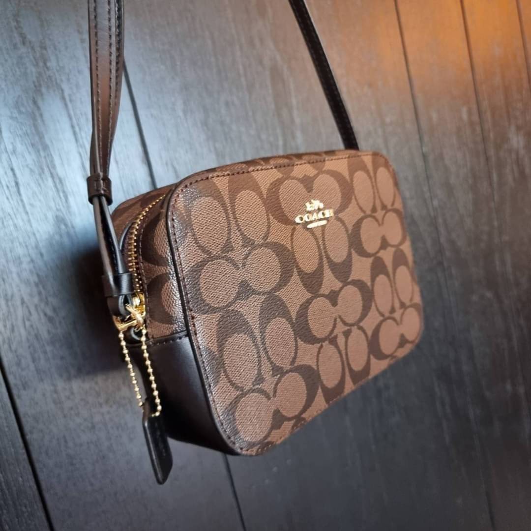 COACH 91677 MINI CAMERA BAG IN SIGNATURE CANVAS ขายดีที่สุด!! กระเป๋าสะพายข้างไซส์มินิ คลาสสิคอยู่ทรง อะไหล่ทองตัดดูหรู วัสดุหนังแคนวาสเคลือบลาย เปิด-ปิดด้วยซิป สายสะพายปรับได้ตามตัว ใบนี้แมทช์ได้ทุกลุค ใช้เป็น everyday bag ได้สบายๆเลยจ้า