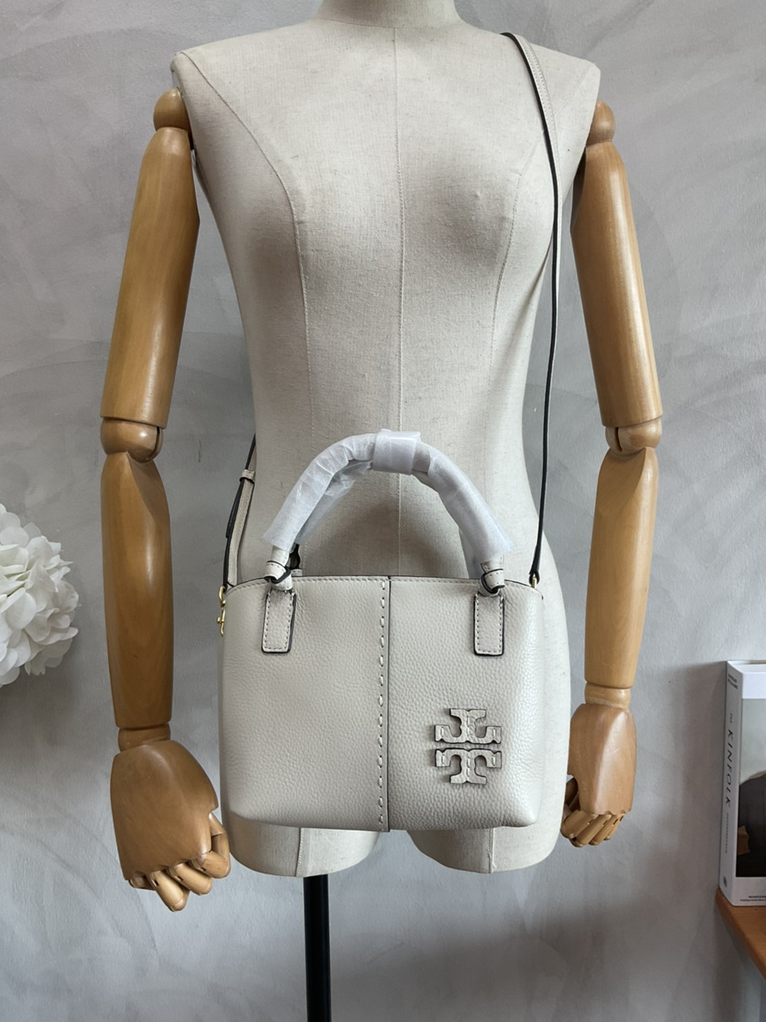 Tory Burch McGraw Mini Satchel กระเป๋าถือ/สะพาย Crossbody วัสดุหนังลูกวัวแท้ 100% ด้านหน้าประดับโลโก้หนัง ตัดเป็นรูปตัว T สัญลักษณ์แบรนด์ ตัวกระเป๋าเดินด้ายเล่นลายเพิ่มลูกเล่น เพื่อความเก๋!!