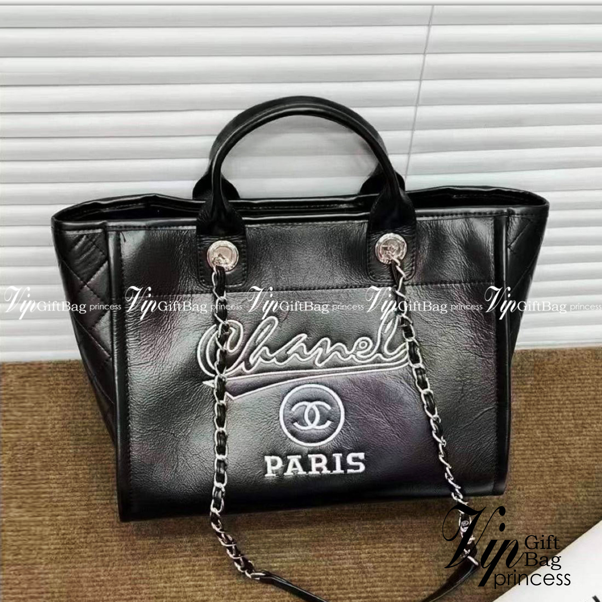 CHANEL shopping bag / Chanel Tote Bag งานหนังทั้งใบ หน้าปักโลโก้ Chanel Paris สวยคลาสสิก ใช้งานได้หลายโอกาส ภายในโล่งกว้าง จุของได้เยอะ พร้อมส่งที่ไทย ภาพถ่ายจากงานขายจริง ใช้งานต่างประเทศได้