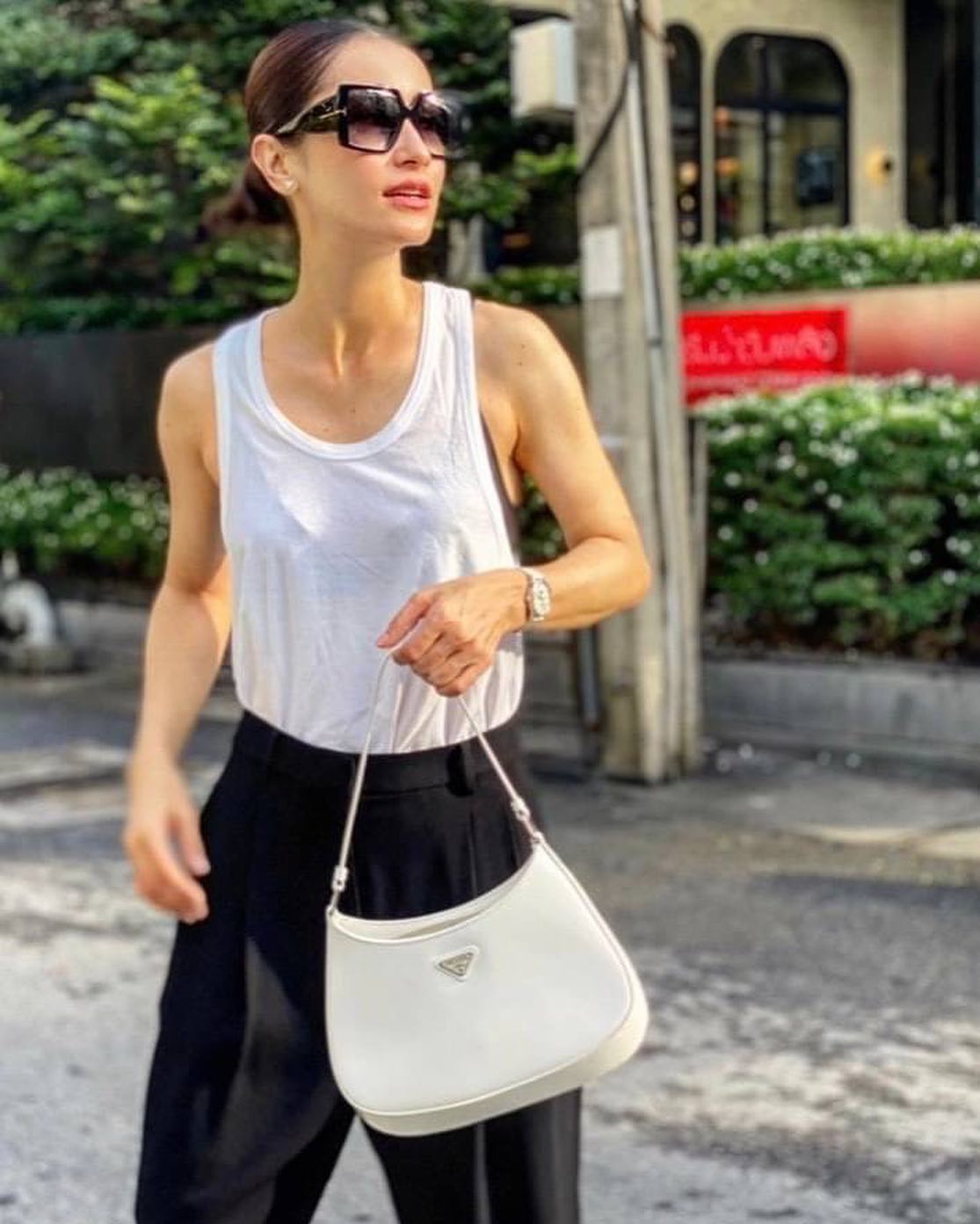 Prada Cleo brushed leather shoulder bag กระเป๋าทรงสวยยอดฮิต กับแบรนด์ PRADA งานพรีเมียมกิ้ฟท์จากแบรนด์ ทรงสะพายไหล่สวยหรูอยู่ทรง PRADA CLEO หนังเรียบดำเงาหรูสุดคลาสสิต เปิดปิดด้วยกระดุมอะไหล่เงินทั้งใบ ด้านในใส่กระเป๋าสตางค์ยาว มือถือ ของจุกจิกได้เยอะ มีป