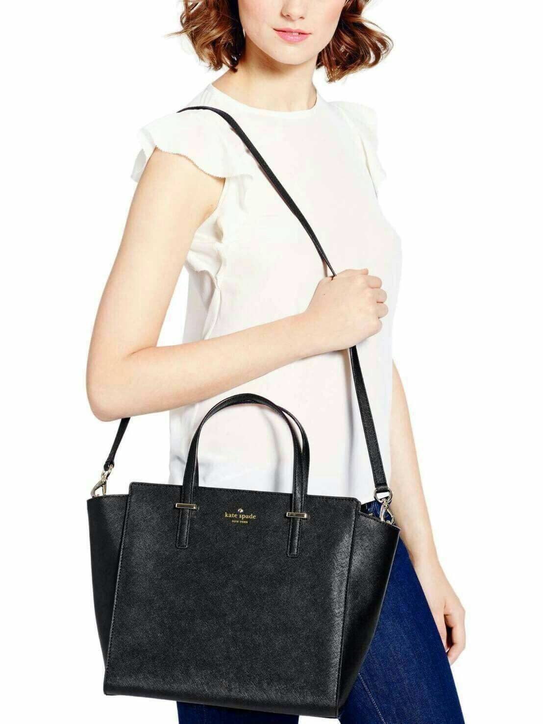 KATE SPADE NEW YORK CEDAR STREET HAYDEN BAG กระเป๋าถือหรือสะพายหนัง Saffiano สวยหรูอยู่ทรงสไตล์ PRADA ด้านหน้าประดับโลโก้สีทองสวยไฮโซ ภายในมีช่องซิปและช่องเล็ก ซับในอย่างดีสกรีนลาย Kate Spade กว้างและจุ ใส่ ipad mini กระเป๋าสตางค์ ของใช้ได้เยอะ มีหมุดรองฐ