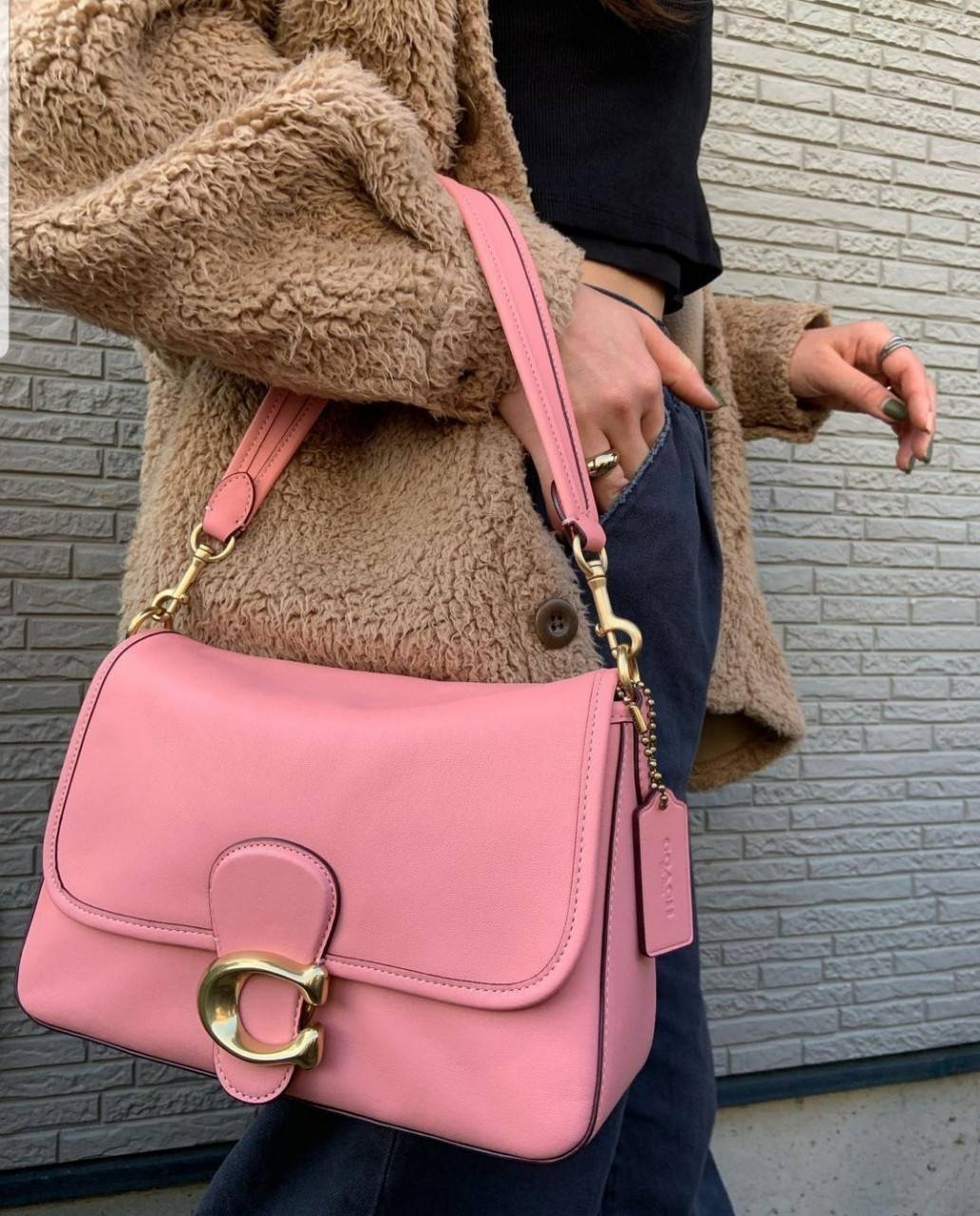 COACH SOFT TABBY SHOULDER BAG (C4823//C5261) กระเป๋าถือ กระเป๋าสะพาย ที่ใครๆก็เข้าถึงได้ หรูหรา คลาสสิค ลุคเรียบร้อย แต่ความสวยไม่น้อย! ดาเมจความลุคผู้ดีรุนแรงมาก!!เกินต้าน!!// วัสดุหนังแท้ทั้งใบ หนังเรียบ หนังนิ่มมากๆ อยู่ทรงสวยมากๆด้วย// ด้านในโล่งกว้าง