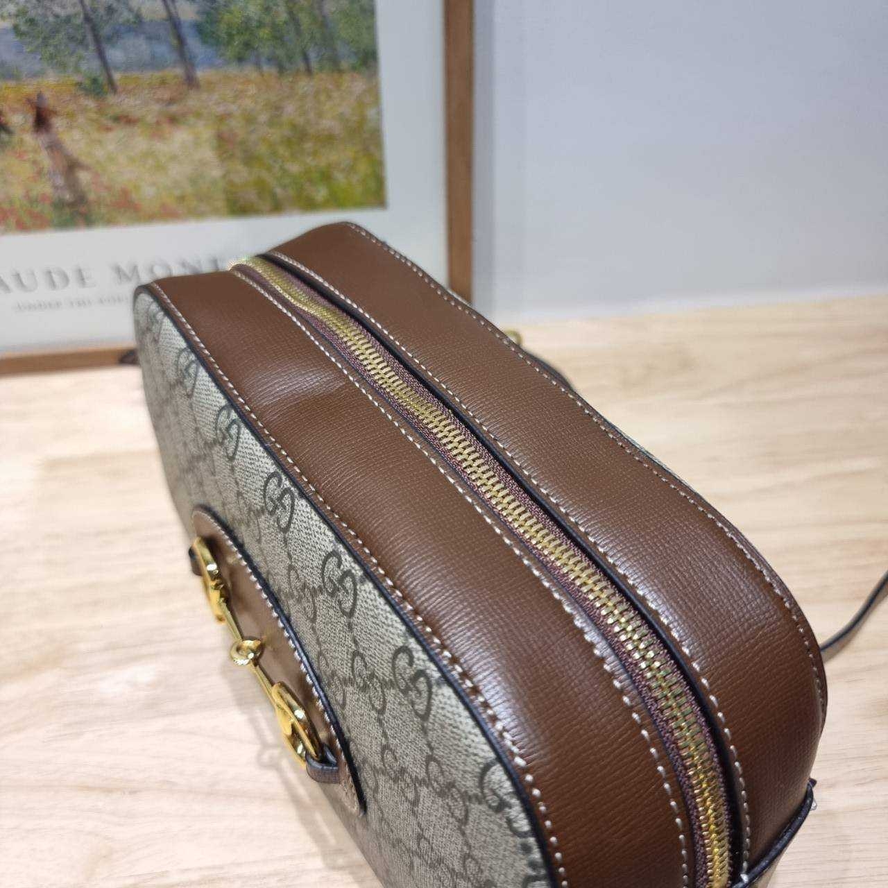 GG HORSEBIT 1955 SMALL SHOULDER BAG ที่สุดของความคลาสสิค กับกระเป๋าสะพายทรง camera ที่ใช้งานง่ายและคล่องตัว โดดเด่นด้วยอะไหล่โลโก้วินเทจเอกลักษณ์