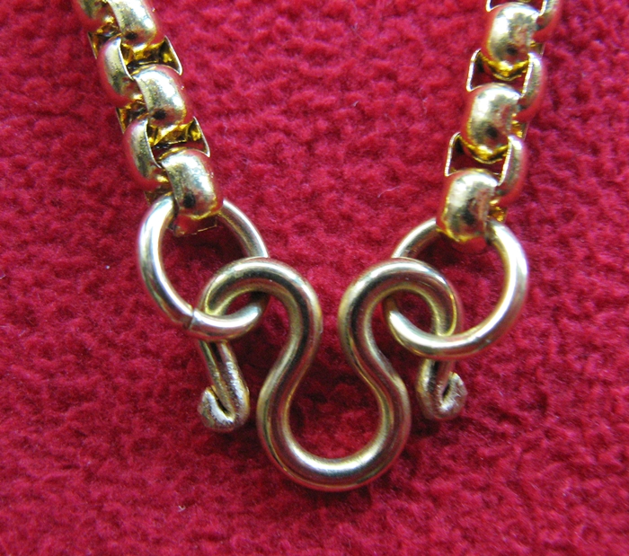 สร้อยคอสแตนเลสสีทองลายผ่าหวาย กว้าง 0.5 มม.(ใส่พระได้1องค์)ค่ะ