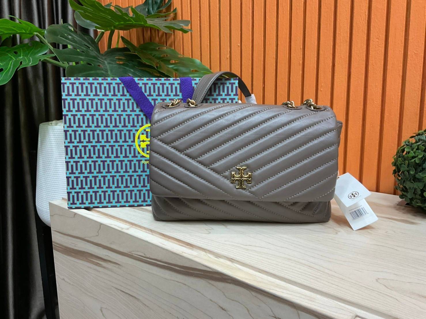 ของแท้ 💯% 】TORY BURCH KIRA CHEVRON CONVERTIBLE SHOULDER BAG รุ่น 58465 กระเป๋าสะพายไหล่ และ Crossbody วัสดุหนังแท้ สวยหรูดูแพง หนังสวย หนังหอม ผิวสัมผัสนุ่มมือมากๆ