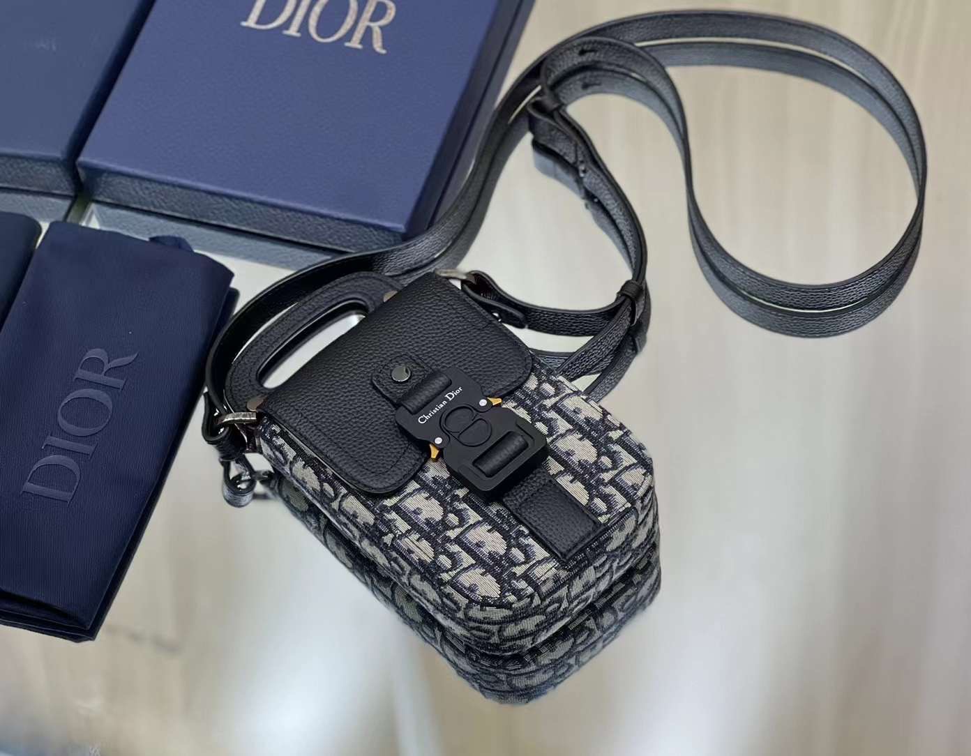 Dior Phone Oblique Bag / Dior Pouch Phone Oblique เกรดเทพออริจินอล ได้ใจหนุ่มๆไปเลยใบนี้!! หลงรักตั้งแต่แรกเห็นมีอยู่จริง!!