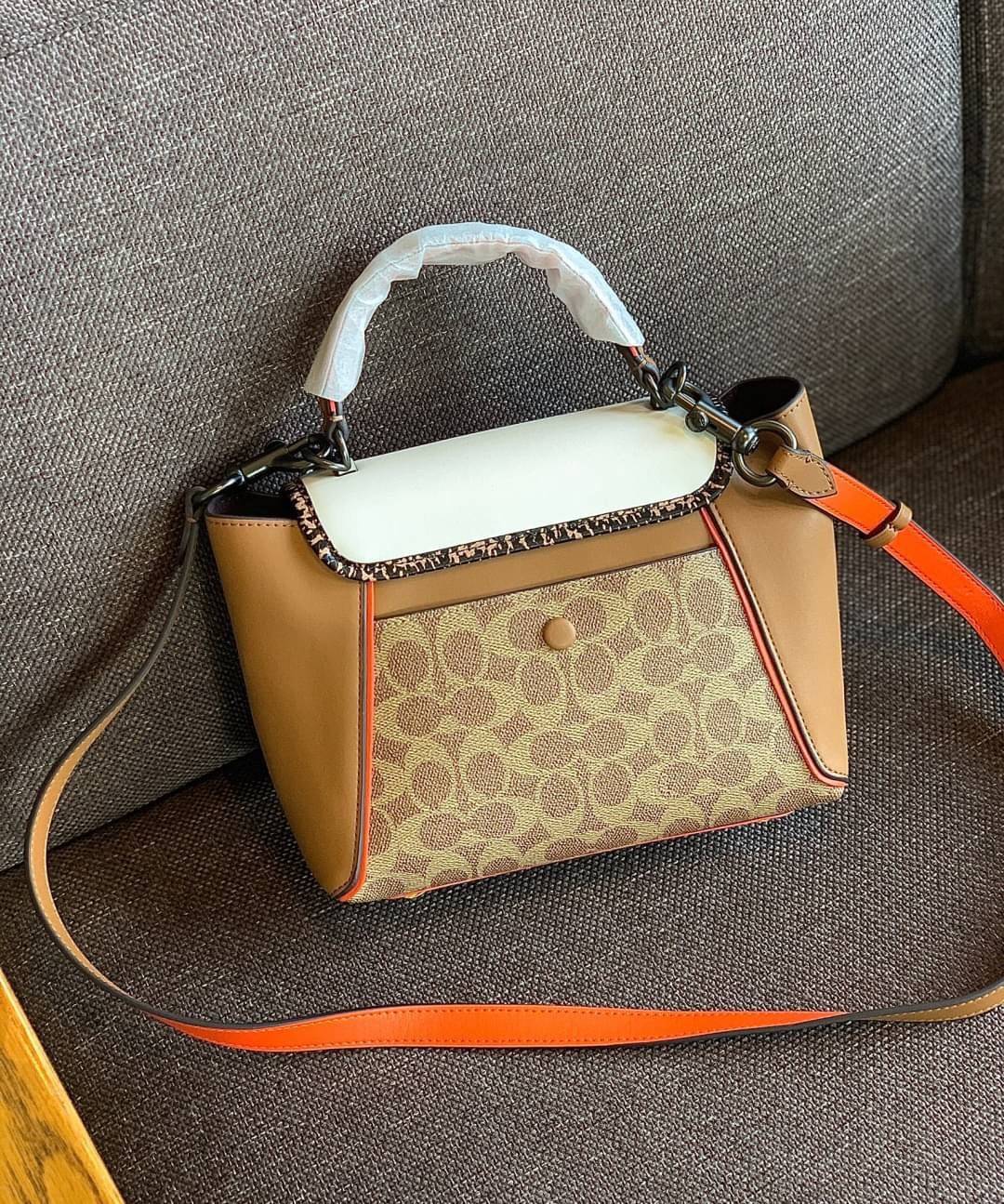 COACH COURIER CARRYALL 23 IN COLORBLOCK SIGNATURE CANVAS พร้อมส่ง 7 แบบ พร้อมส่ง ลุคดูไฮสุดๆค่ะ! กระเป๋าสะพายหนังหรูหราและคลาสสิค หนังแท้ชั้นดีที่สุด น้ำหนักเบา หนังสวยมากก สัมผัสแล้วหลงรักแน่นอนจ้าา😘