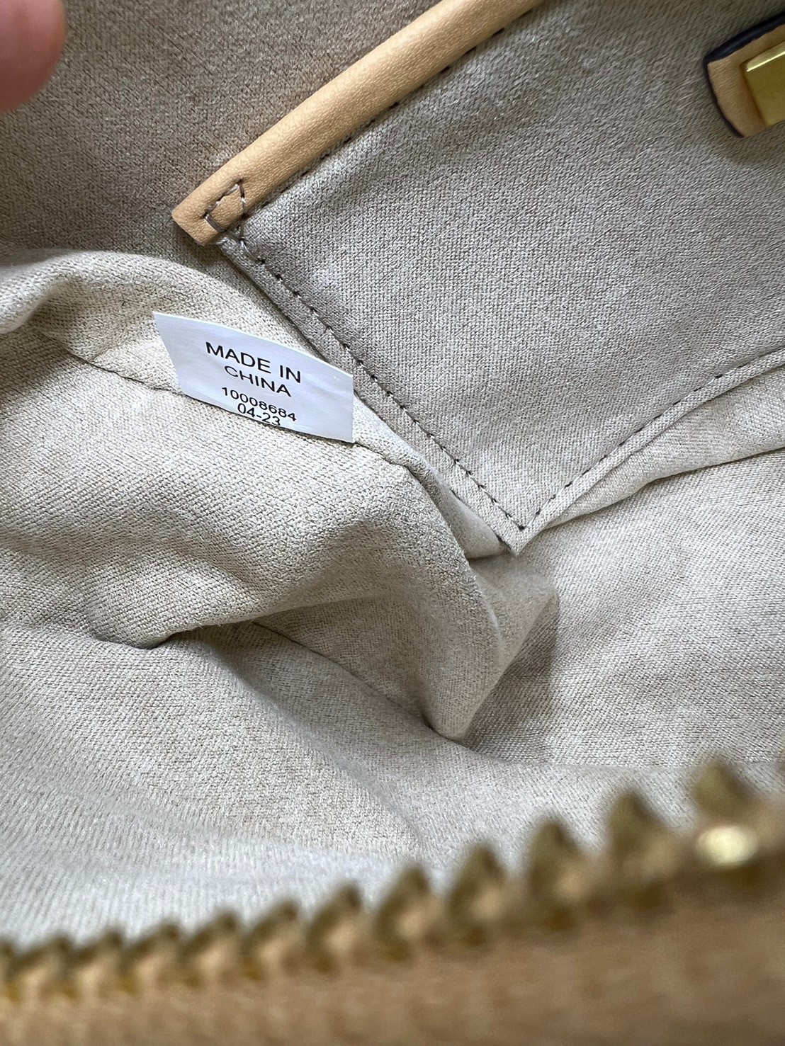 TORY BURCH T Monogram Crescent Bag NEW IVORY MULTI กระเป๋าทรงพระจันทร์เสี้ยวแต่งหัวใจสีทองสวยหรู น่ารักรุ่นใหม่ล่าสุด เกรดท็อปออริ เทียบแท้ 1:1 เกรดดีสุด